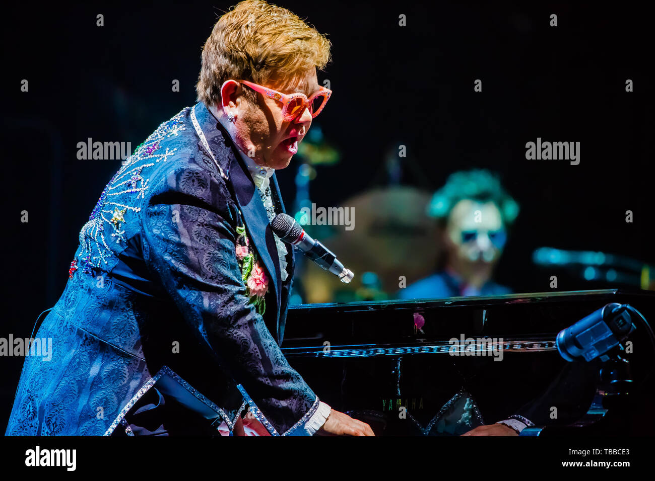 Vérone, Italie. 29 mai, 2019. Elton John, légende vivante du monde de la musique pop, a effectué pour la première date de l'Arena di Verona et des trois dates prévues en Italie (le troisième sera un Lucques le 7 juillet) de son adieu Route de brique jaune, la tournée d'adieux à la scène en 2018 aux États-Unis et qui comprendra 300 concerts en 3 ans et sur 5 continents. Un concert autobiographique qui touche tous les plus grands hits du roi de la pop. Credit : Luigi Rizzo/Pacific Press/Alamy Live News Banque D'Images