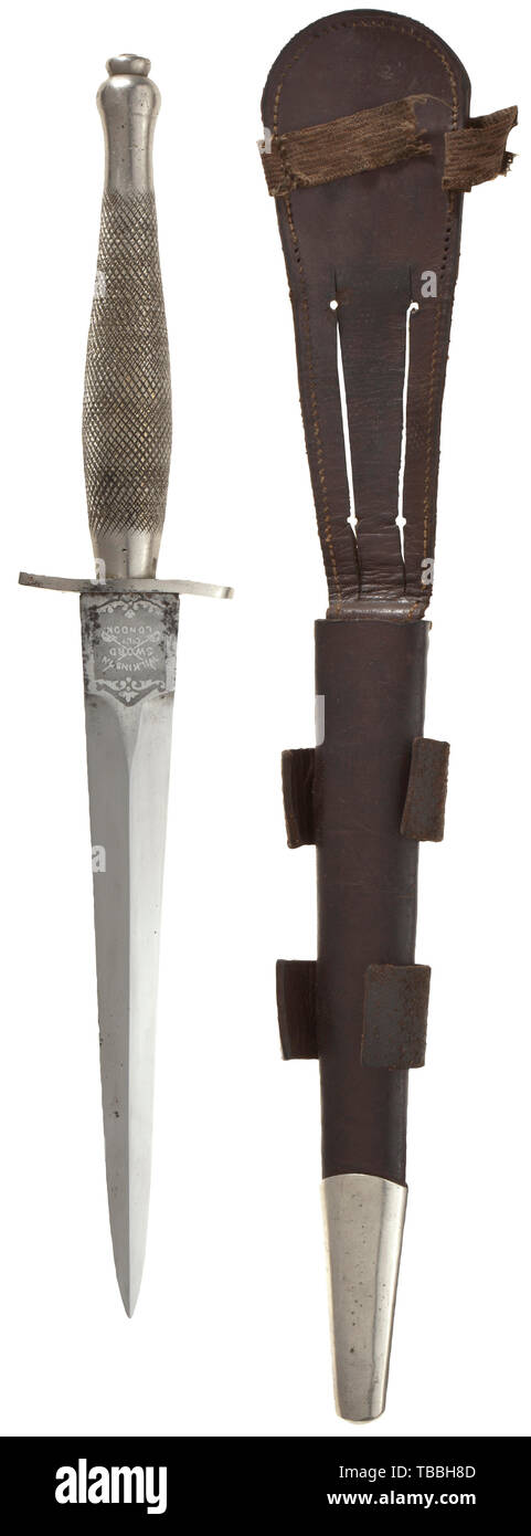 Un couteau de combat Fairbairn-Sykes, vers 1940, typique de la lame à double tranchant avec la section de diamants gravés ricasso ('Wilkinson Sword, London' et 'Le F-S couteau de combat'). Croix en forme de S-guard en acier nickel et nickelé, poignée à damiers de non-ferreux. Fourreau de cuir marron (bande de tissu déchiré en haut) avec du nickel le châtelet. Longueur totale environ 33 cm., historique, historique du 20e siècle, Additional-Rights Clearance-Info-Not-Available- Banque D'Images