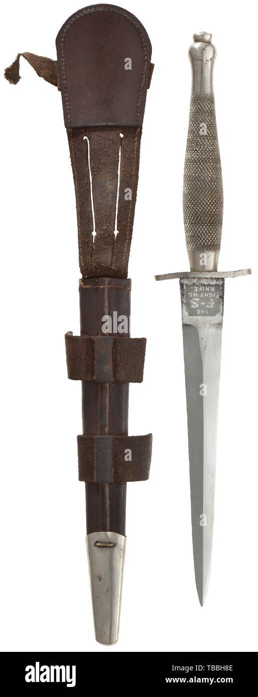 Un couteau de combat Fairbairn-Sykes, vers 1940, typique de la lame à double tranchant avec la section de diamants gravés ricasso ('Wilkinson Sword, London' et 'Le F-S couteau de combat'). Croix en forme de S-guard en acier nickel et nickelé, poignée à damiers de non-ferreux. Fourreau de cuir marron (bande de tissu déchiré en haut) avec du nickel le châtelet. Longueur totale environ 33 cm., historique, historique du 20e siècle, Additional-Rights Clearance-Info-Not-Available- Banque D'Images
