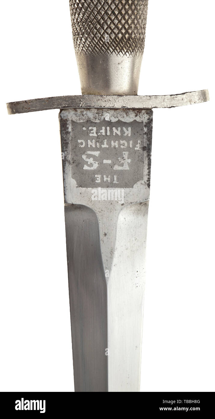 Un couteau de combat Fairbairn-Sykes, vers 1940, typique de la lame à double tranchant avec la section de diamants gravés ricasso ('Wilkinson Sword, London' et 'Le F-S couteau de combat'). Croix en forme de S-guard en acier nickel et nickelé, poignée à damiers de non-ferreux. Fourreau de cuir marron (bande de tissu déchiré en haut) avec du nickel le châtelet. Longueur totale environ 33 cm., historique, historique du 20e siècle, Additional-Rights Clearance-Info-Not-Available- Banque D'Images