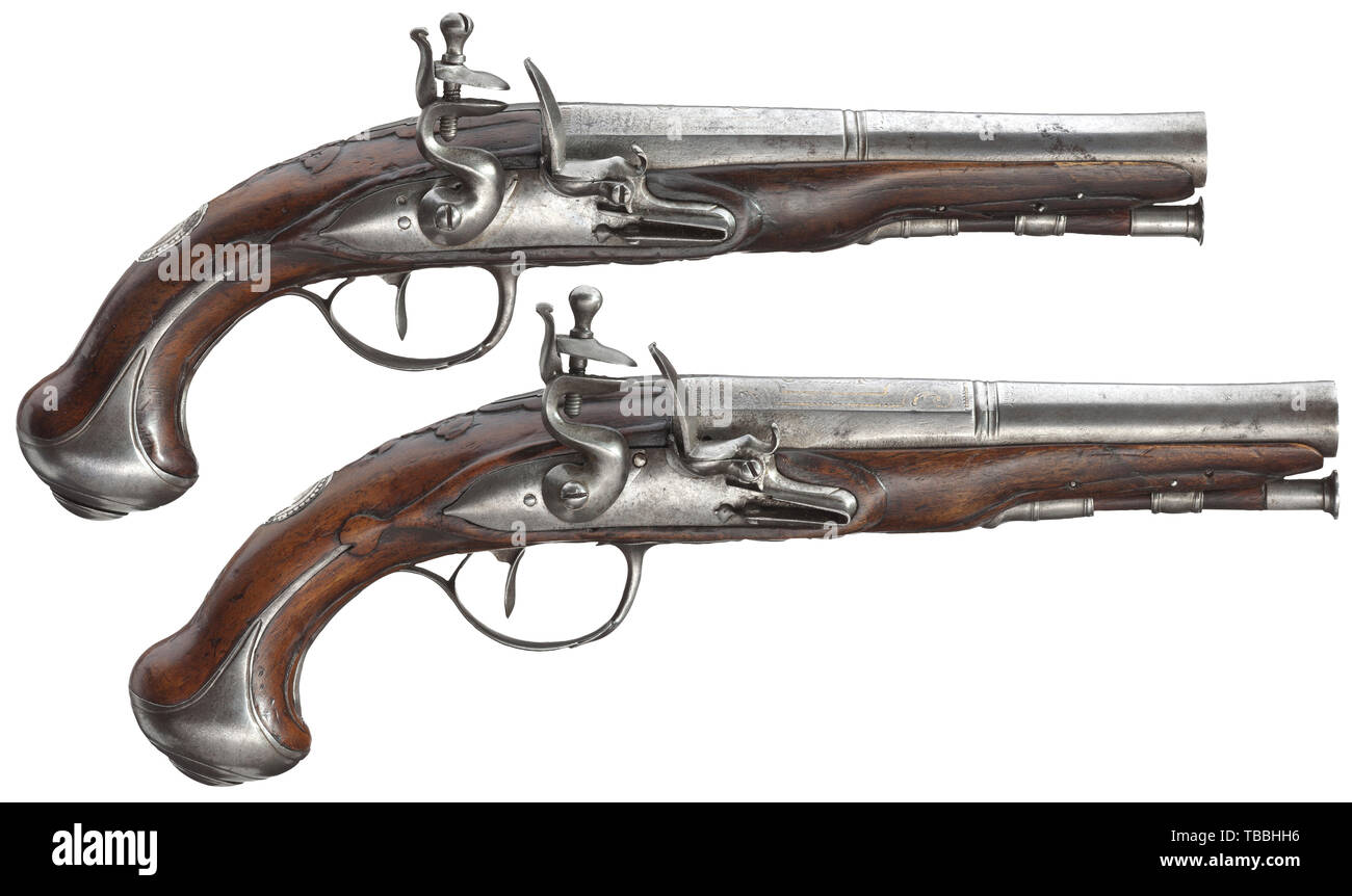 Une paire de pistolets de voyage à silex, St Etienne, vers 1780 un peu débordé, ronde lisse de barils en 14 mm, chacune avec une marque de saint Etienne sur le côté de la culasse. Flintlocks lisse avec des plaques de fixation. Noyer sculpté avec des meubles et des stocks de fer vacant, argent écussons. Remplacé ramrods avec fer conseils. Longueur 28 cm., historique, historique, poing poing civile civile, poche, pistolet, fusil, arme à feu, arme à feu, d'armes à feu, armes à feu, armes, armes, arme, Additional-Rights Clearance-Info-bras,-Not-Available Banque D'Images