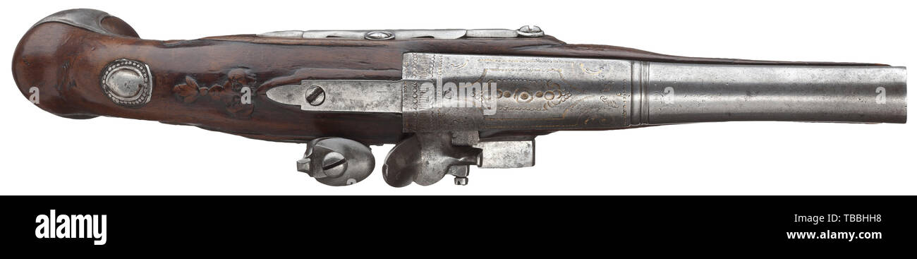 Une paire de pistolets de voyage à silex, St Etienne, vers 1780 un peu débordé, ronde lisse de barils en 14 mm, chacune avec une marque de saint Etienne sur le côté de la culasse. Flintlocks lisse avec des plaques de fixation. Noyer sculpté avec des meubles et des stocks de fer vacant, argent écussons. Remplacé ramrods avec fer conseils. Longueur 28 cm., historique, historique, poing poing civile civile, poche, pistolet, fusil, arme à feu, arme à feu, d'armes à feu, armes à feu, armes, armes, arme, Additional-Rights Clearance-Info-bras,-Not-Available Banque D'Images