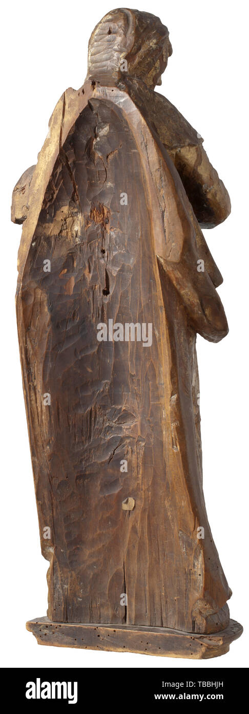 Une sculpture de Marie de l'Allemagne du Sud, vers 1700 sculpture faite à partir de bois en demi-relief, provenant probablement d'un groupe de la crucifixion. Marie debout avec les mains croisées, à la recherche sur le côté. Ancienne version couleur, frappé avec des imperfections. Sur un socle semi-circulaire. Hauteur 53 cm., historique, artistique, historique, Additional-Rights Clearance-Info-art-Not-Available Banque D'Images