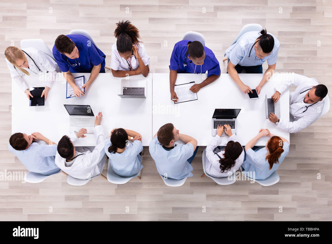 De jeunes spécialistes positif avec stéthoscope avoir Discussion des travaux de recherche dans la salle de conférence Banque D'Images