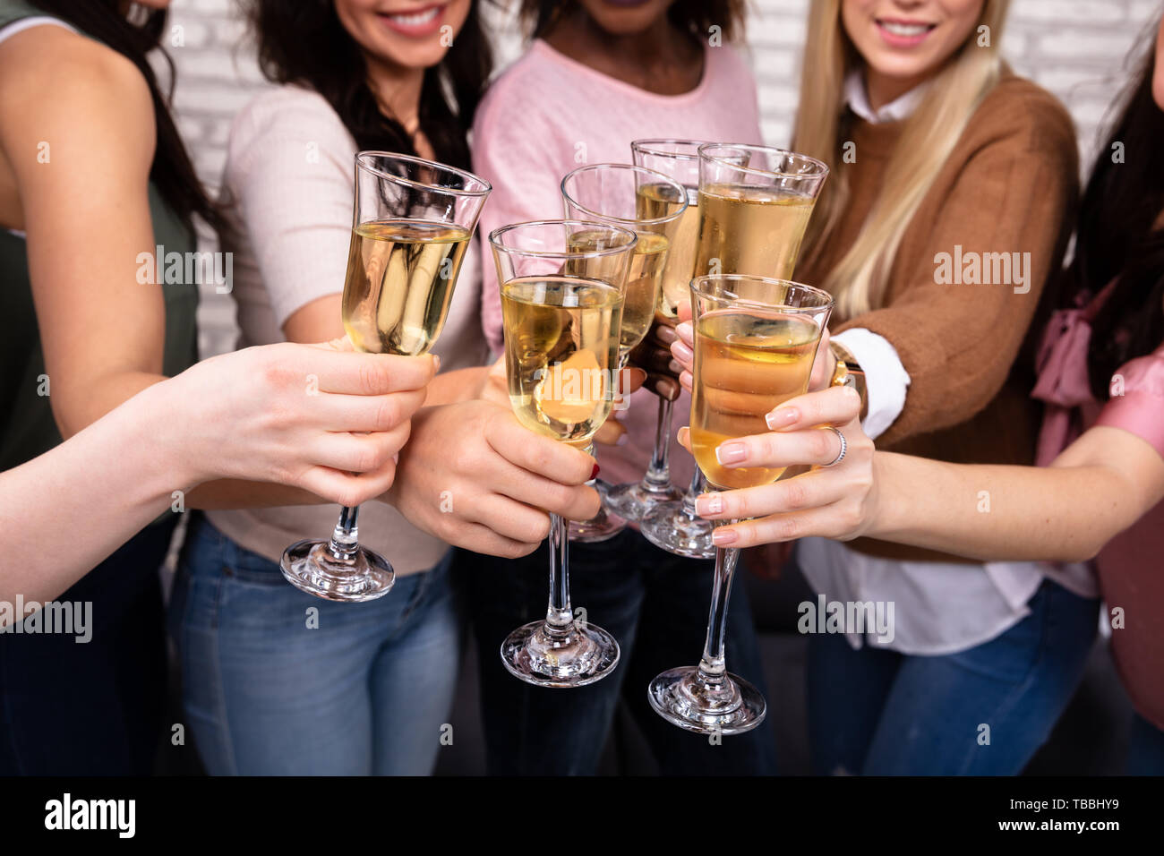 Gros plan sur les femmes célébrant la fête entre filles et de trinquer Champagne Glasses Banque D'Images