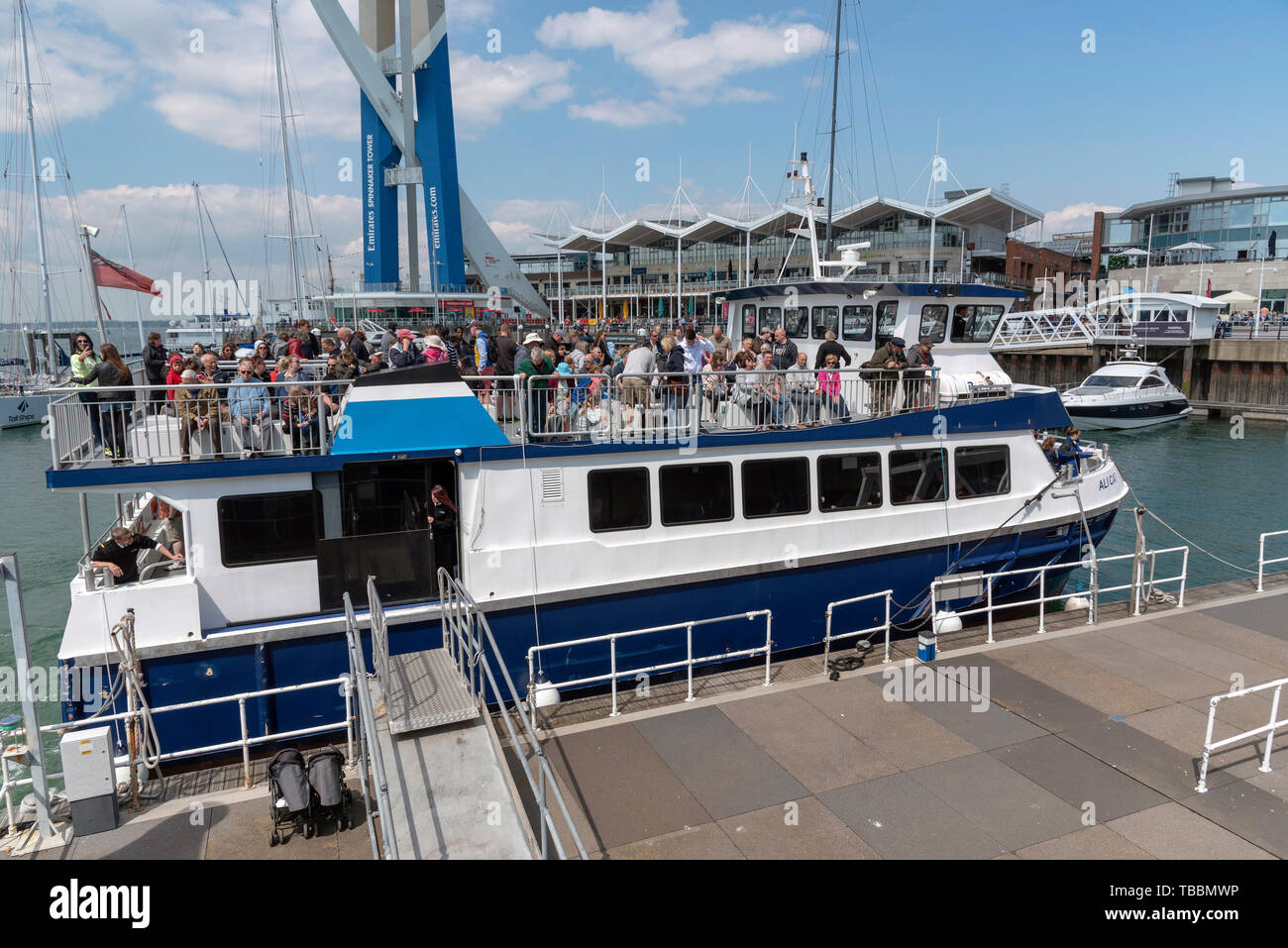 Portsmouth, Angleterre, Royaume-Uni. Mai 2019. Un navire de croisière sur le port touristique de l'accostage à GUNWHARF QUAYS marina Banque D'Images