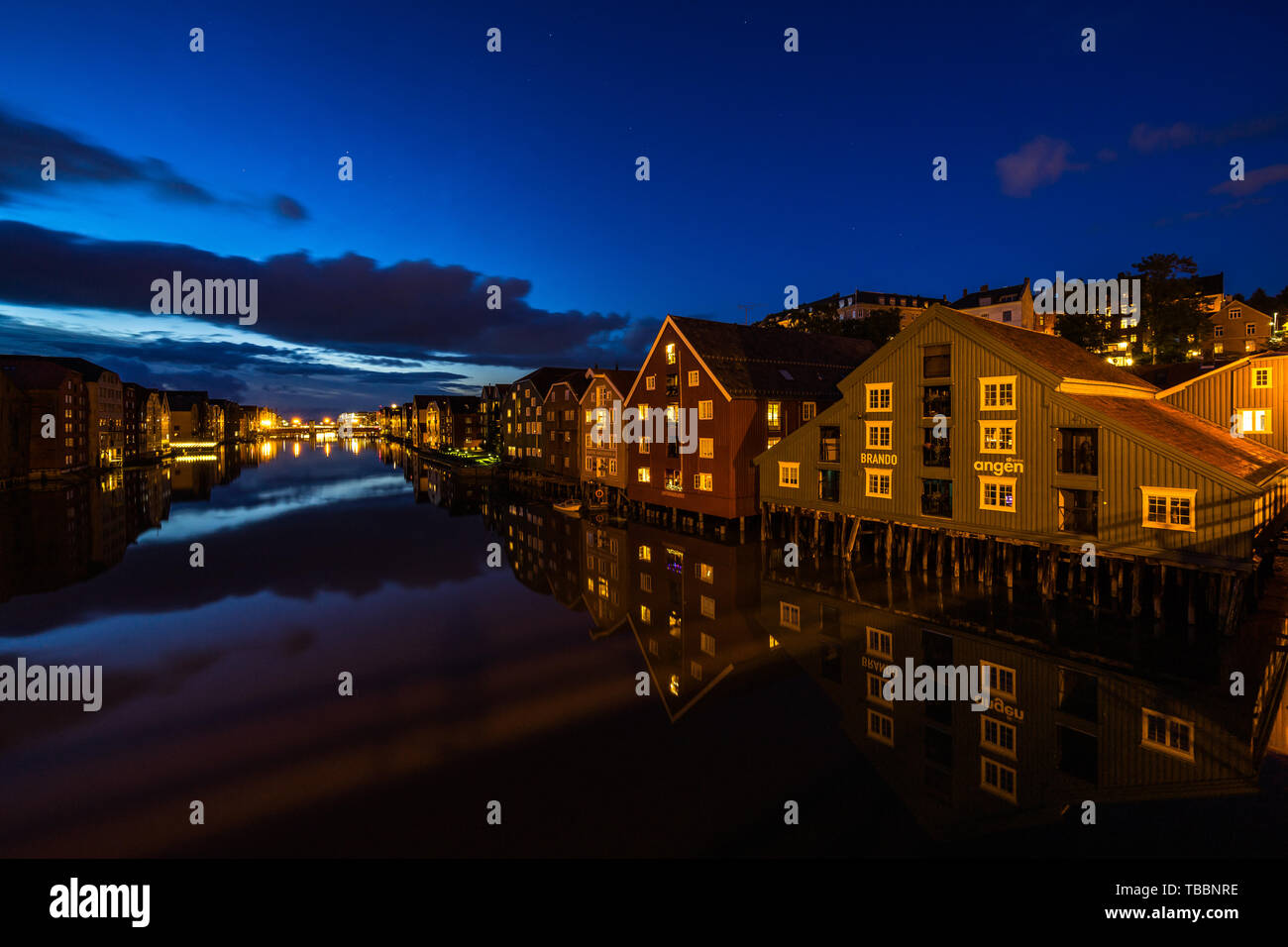 Trondheim nuit paysage urbain avec des bâtiments de bois traditionnelle sur la rivière Nidelva. Trondheim, Norvège, août 2018 Banque D'Images