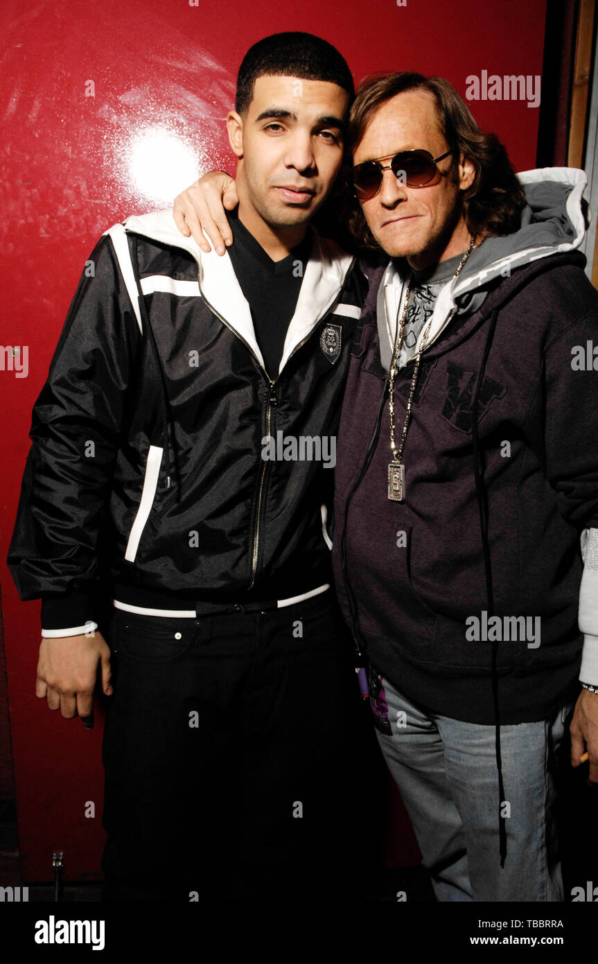 Le rappeur Drake et Jeffrey Panzer dans les coulisses du 'Lil Wayne Je suis Music Tour" à l'Amphithéâtre Gibson le 29 mars 2009 à Los Angeles. Banque D'Images