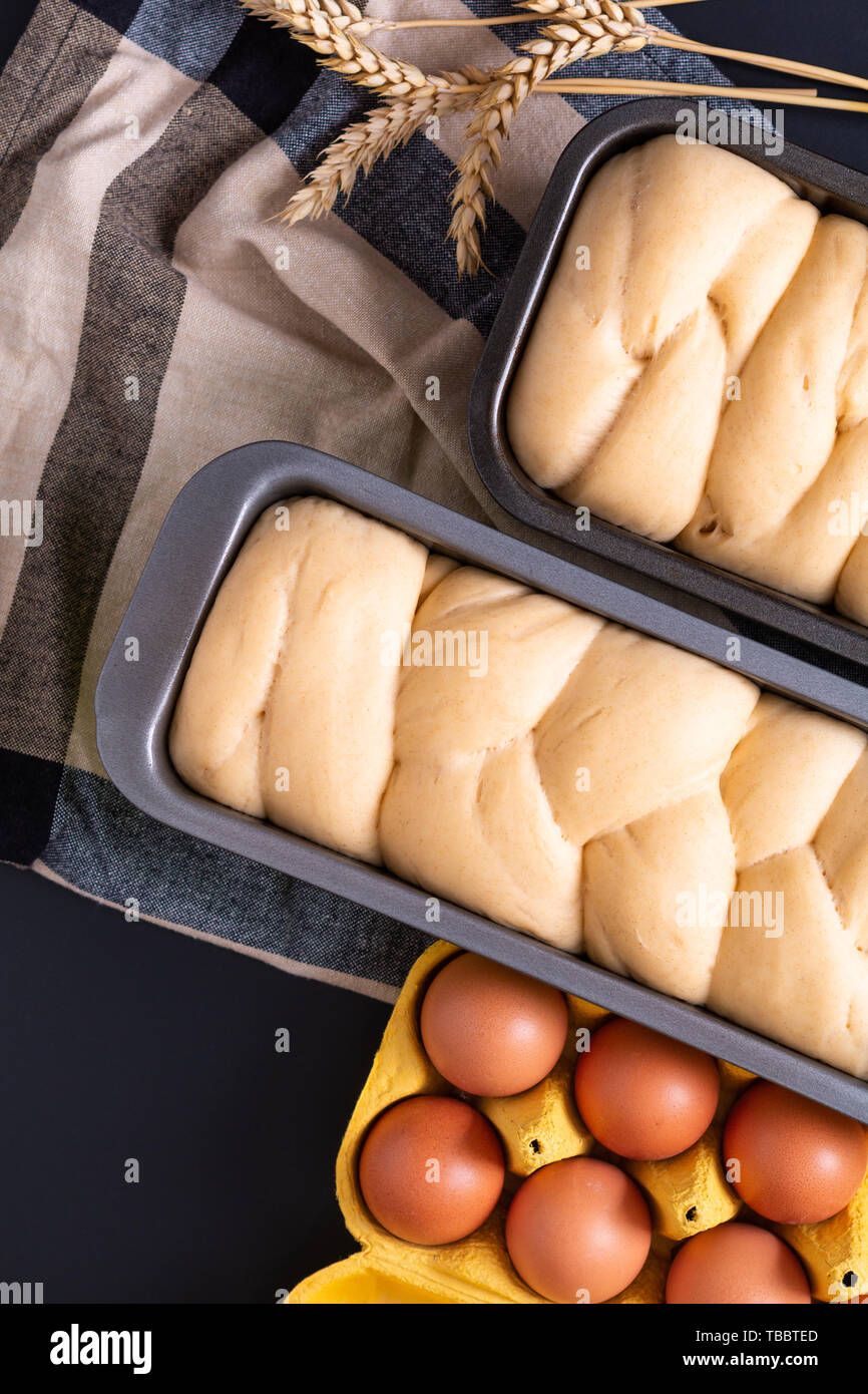 Concept de boulangerie Aliments pour faire le pain brioché et caractère tressé pain with copy space Banque D'Images