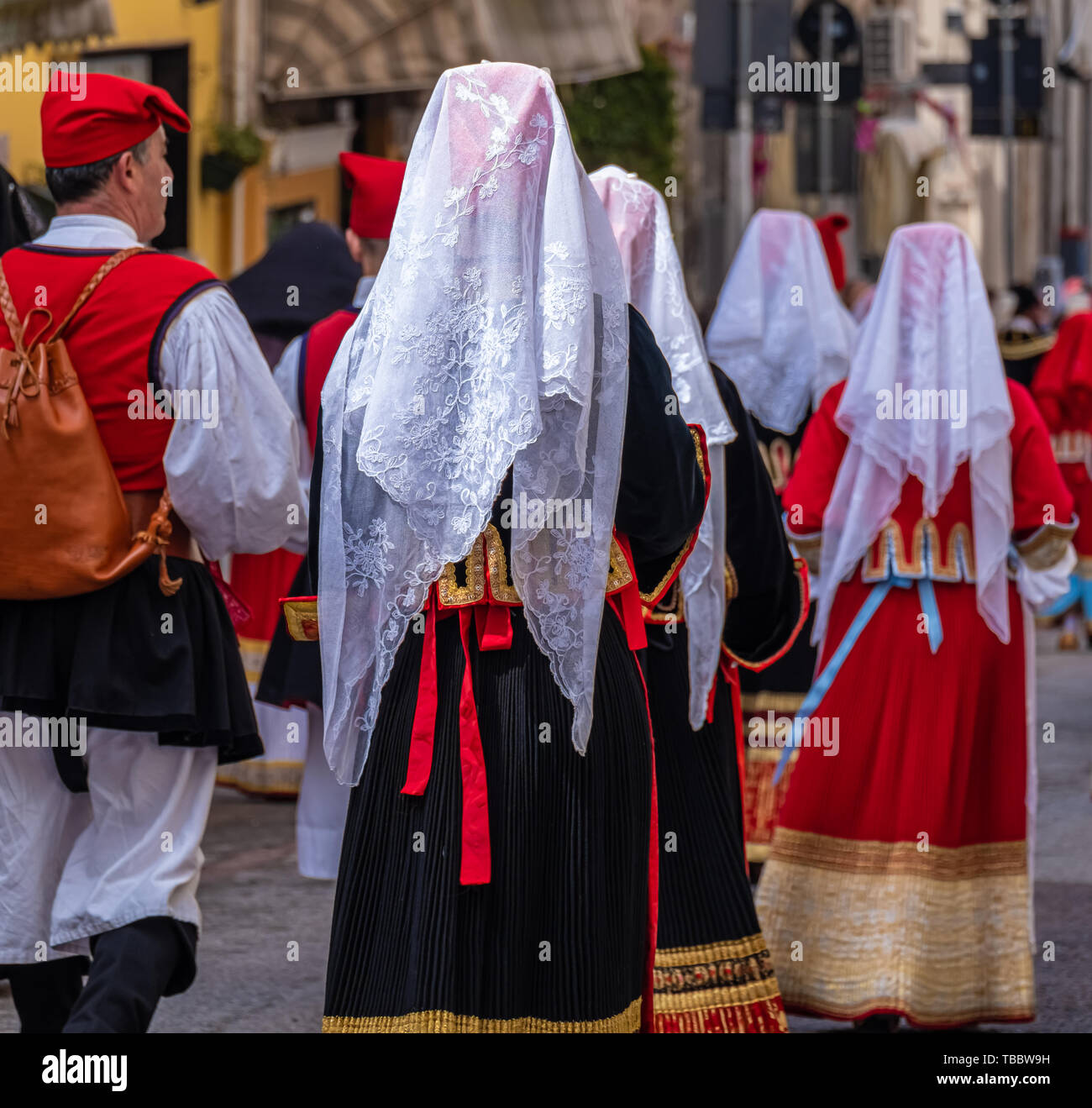 La beauté fascinante des costumes traditionnels sardes, toujours portés dans les villages à travers l'île. Sardaigne, Italie. Banque D'Images