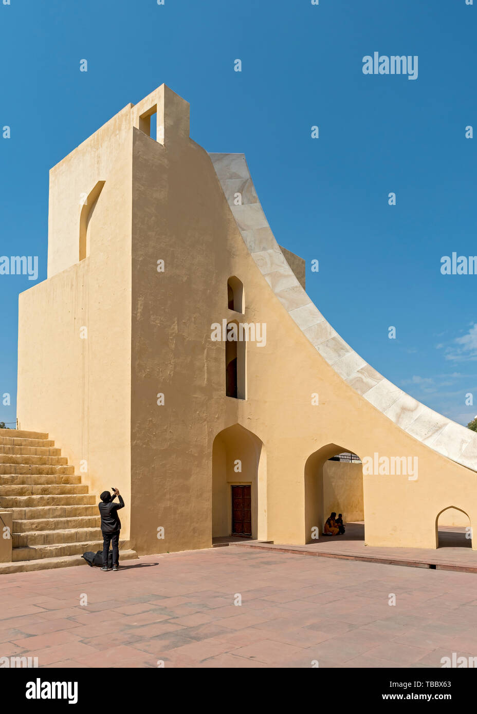 Visiteur à l'observatoire Jantar Mantar, Jaipur, Rajasthan, Inde Banque D'Images