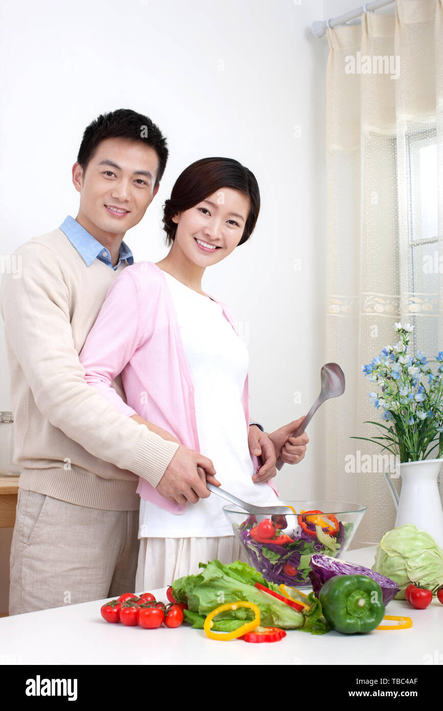 Un couple ensemble dans la cuisine, la cuisson des aliments Banque D'Images