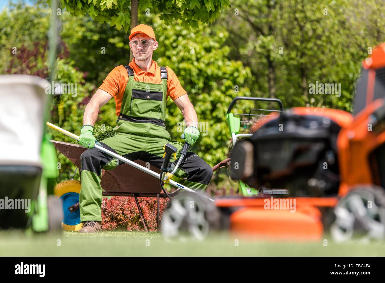 Entretien jardin professionnel. Jardinier du Caucase dans la trentaine et son entreprise aménagement paysager. Banque D'Images