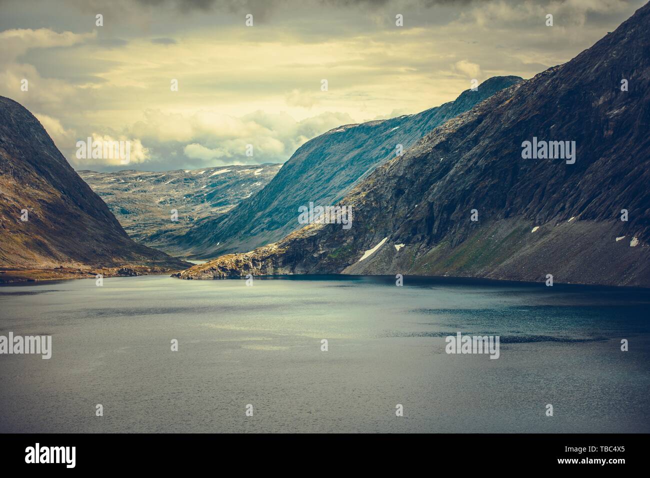 Norvégienne pittoresque Lac de montagne. La Norvège de l'ouest près de Geiranger. Banque D'Images