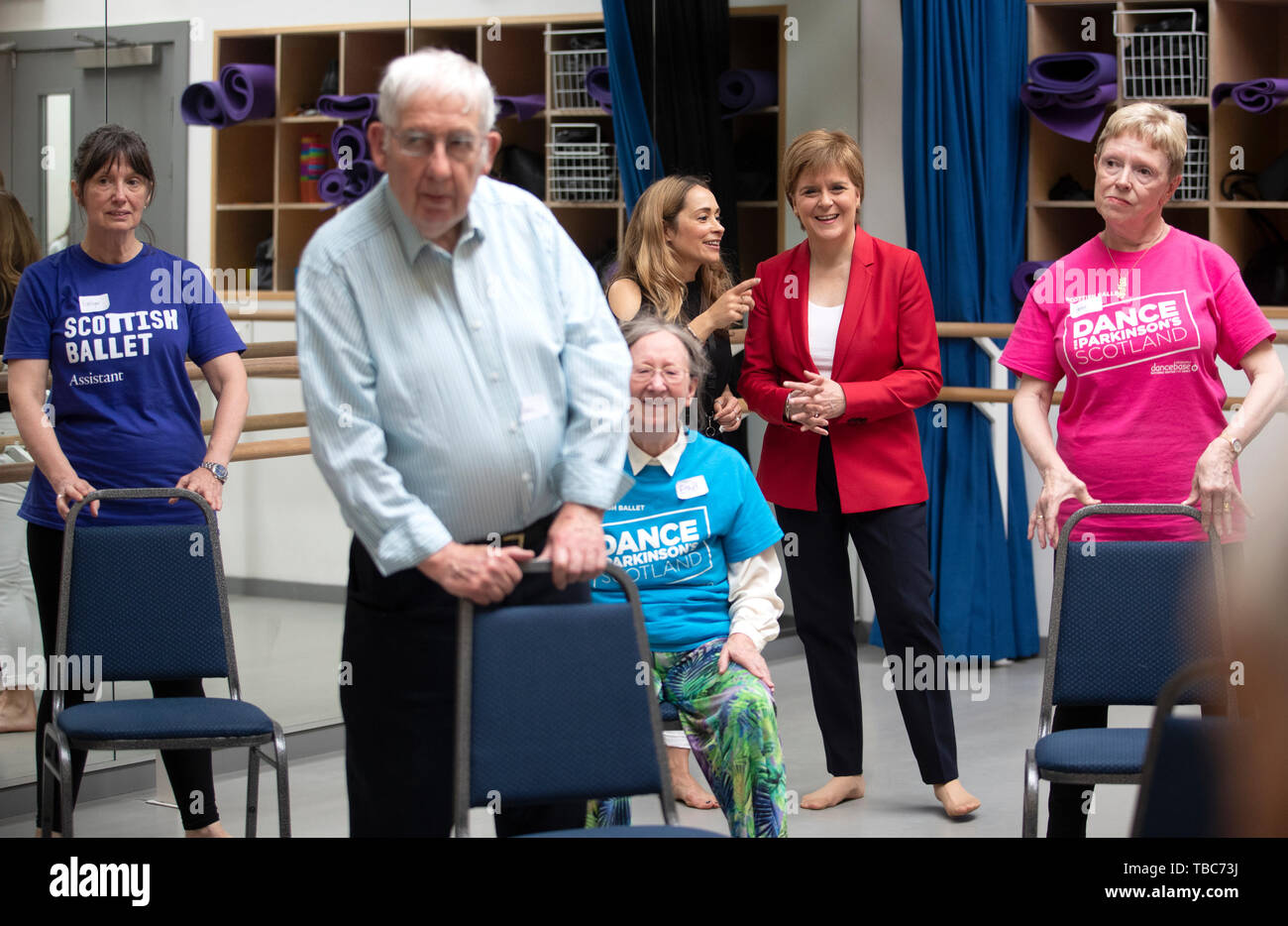 Premier ministre Nicola Sturgeon répond aux gens de la classe de danse pour la maladie de Parkinson au cours d'une visite au Scottish Ballet, Glasgow, pour célébrer le 50e anniversaire de la compagnie de danse nationale de l'Ecosse. Banque D'Images