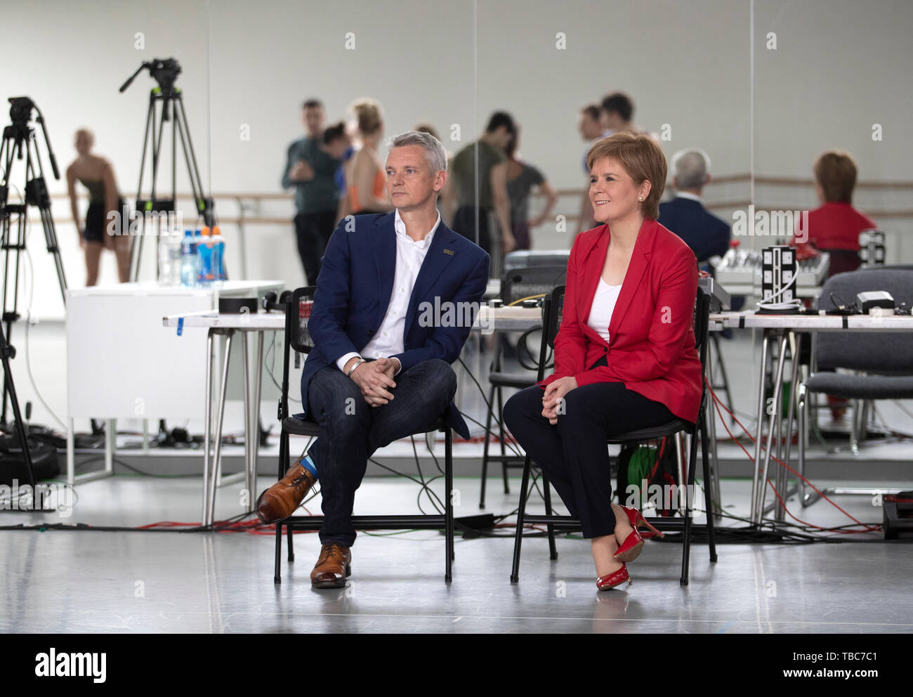 Premier ministre Nicola Sturgeon, directeur artistique aux côtés de Christopher Hampson, montres la création d'un "Travailler dans une semaine" dans le cadre du Scottish Ballet saison numérique lors d'une visite pour célébrer le 50e anniversaire de la compagnie de danse nationale de l'Ecosse. Banque D'Images