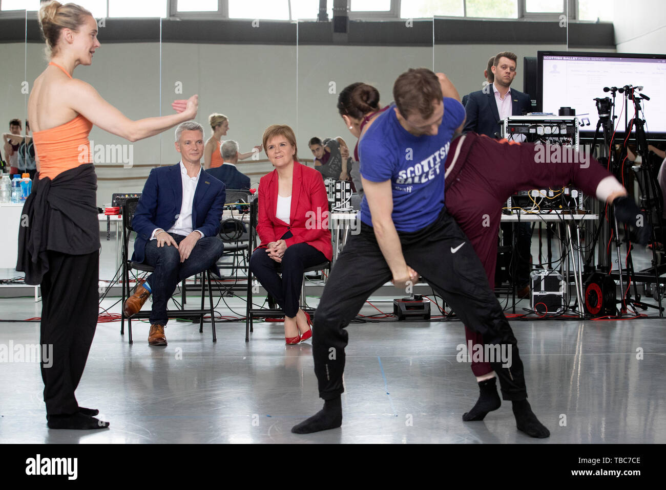 Premier ministre Nicola Sturgeon, directeur artistique aux côtés de Christopher Hampson, montres la création d'un "Travailler dans une semaine" dans le cadre du Scottish Ballet saison numérique lors d'une visite pour célébrer le 50e anniversaire de la compagnie de danse nationale de l'Ecosse. Banque D'Images