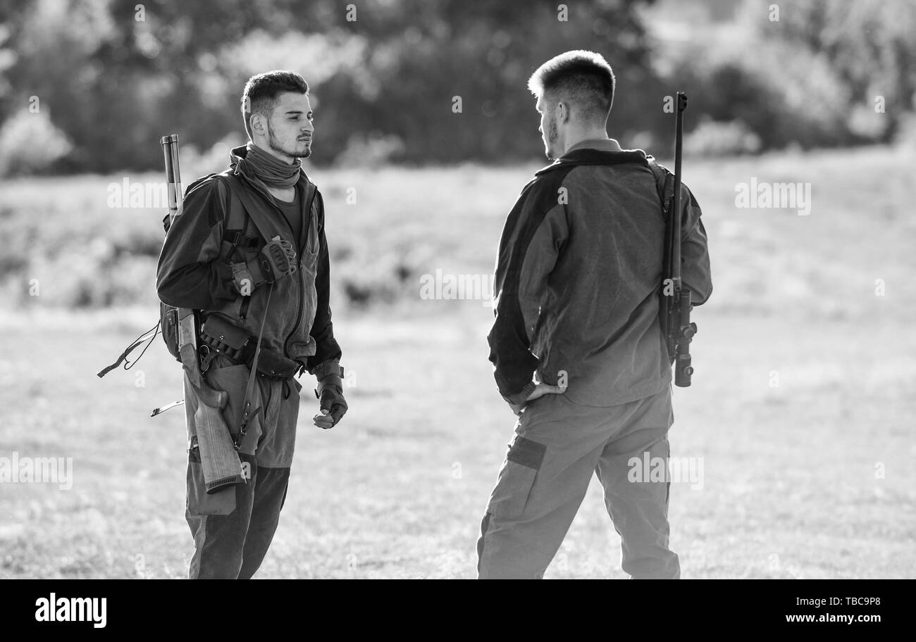 Les chasseurs de l'homme à coups de fusil. Boot Camp. L'amitié des hommes chasseurs. Les forces de l'armée. Camouflage. L'uniforme militaire. Les techniques de chasse et d'armes de l'équipement. Comment transformer la chasse en passe-temps. Salute. Banque D'Images