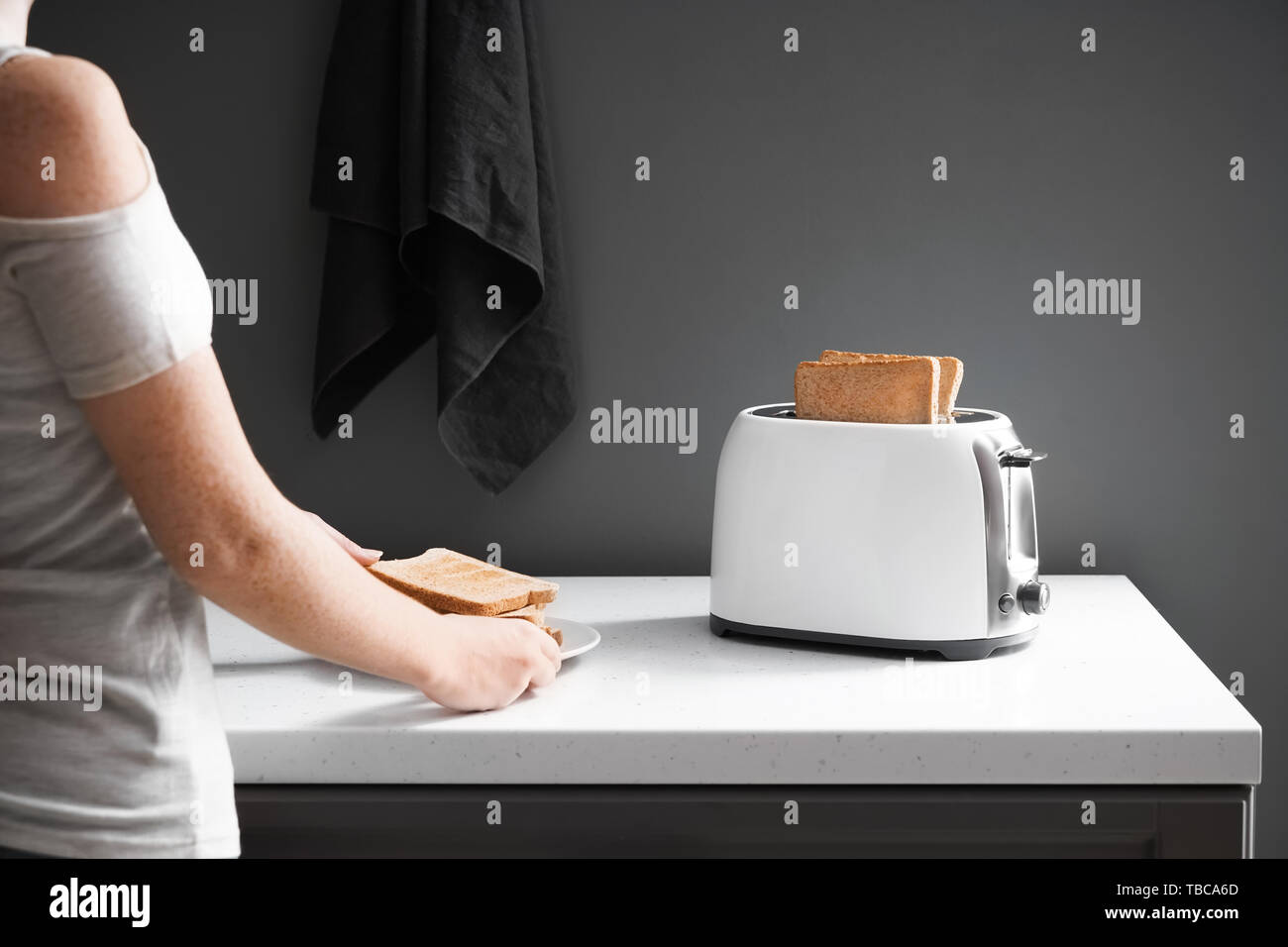 Femme porte toasts délicieux dans la cuisine Banque D'Images