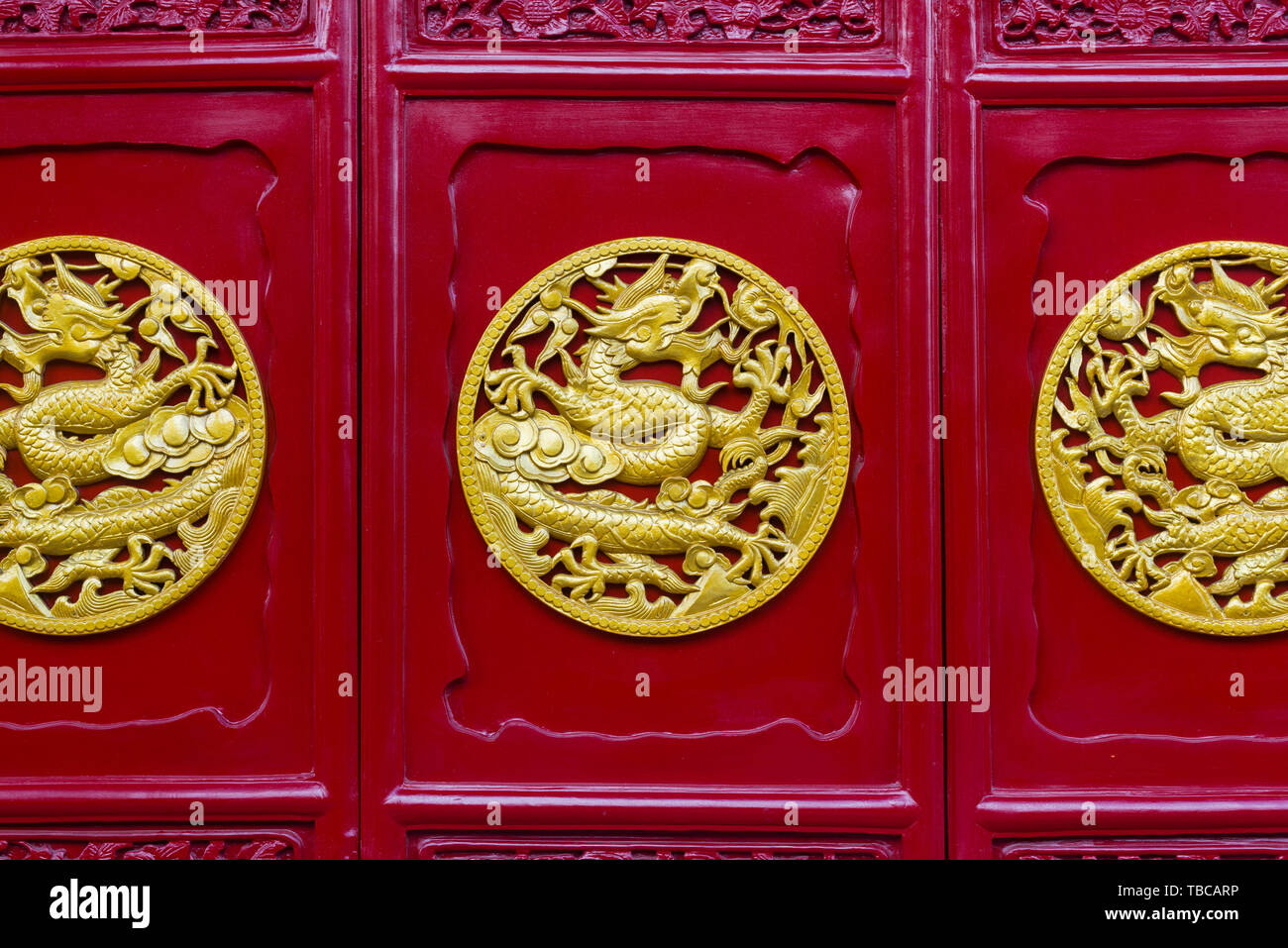 Le dragon doré sculpté sur la porte du musée du palais. Banque D'Images