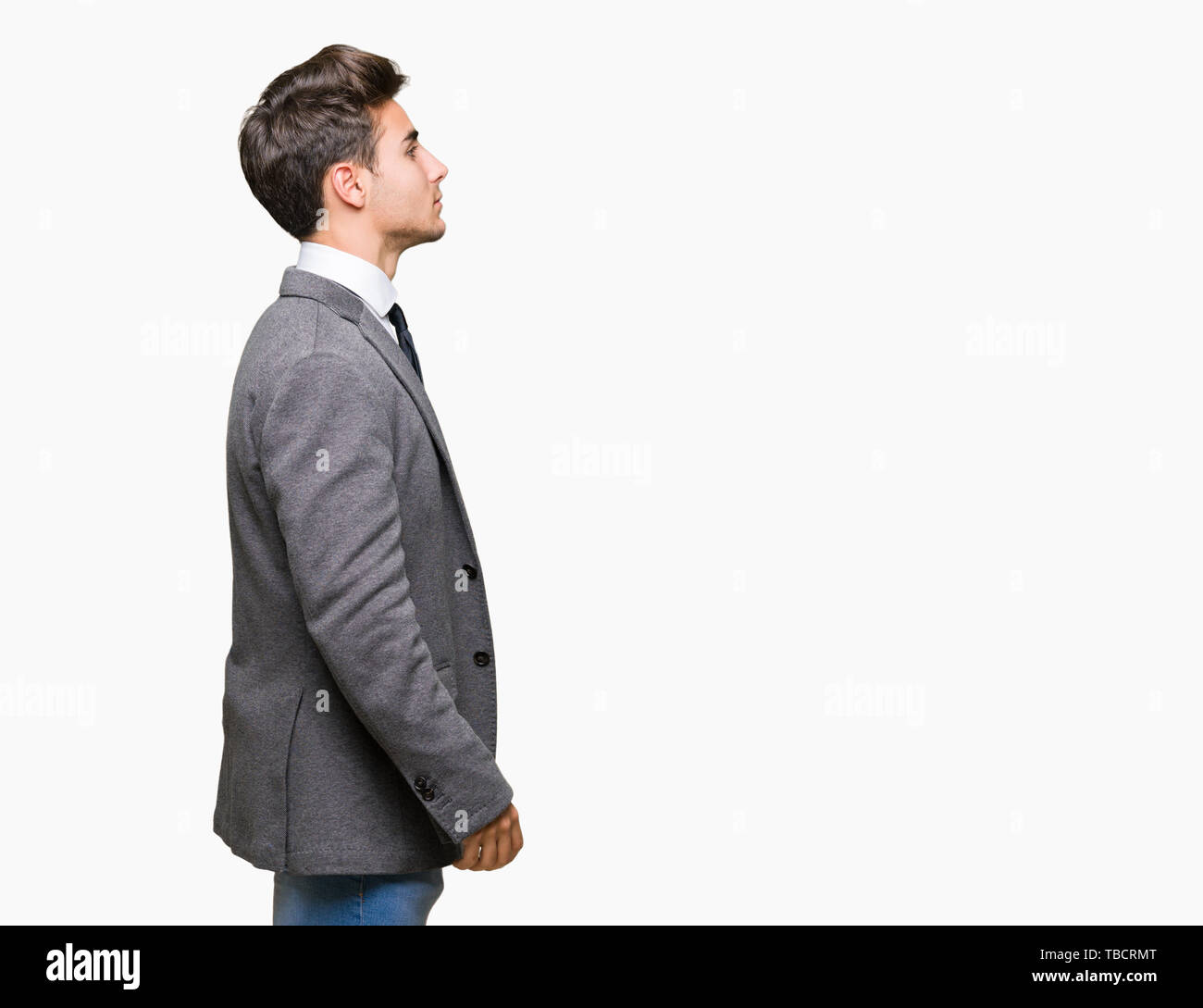 Entreprise jeune homme portant costume et cravate sur fond isolé à côté de  beauté, posent avec profil visage naturel avec sourire confiant Photo Stock  - Alamy