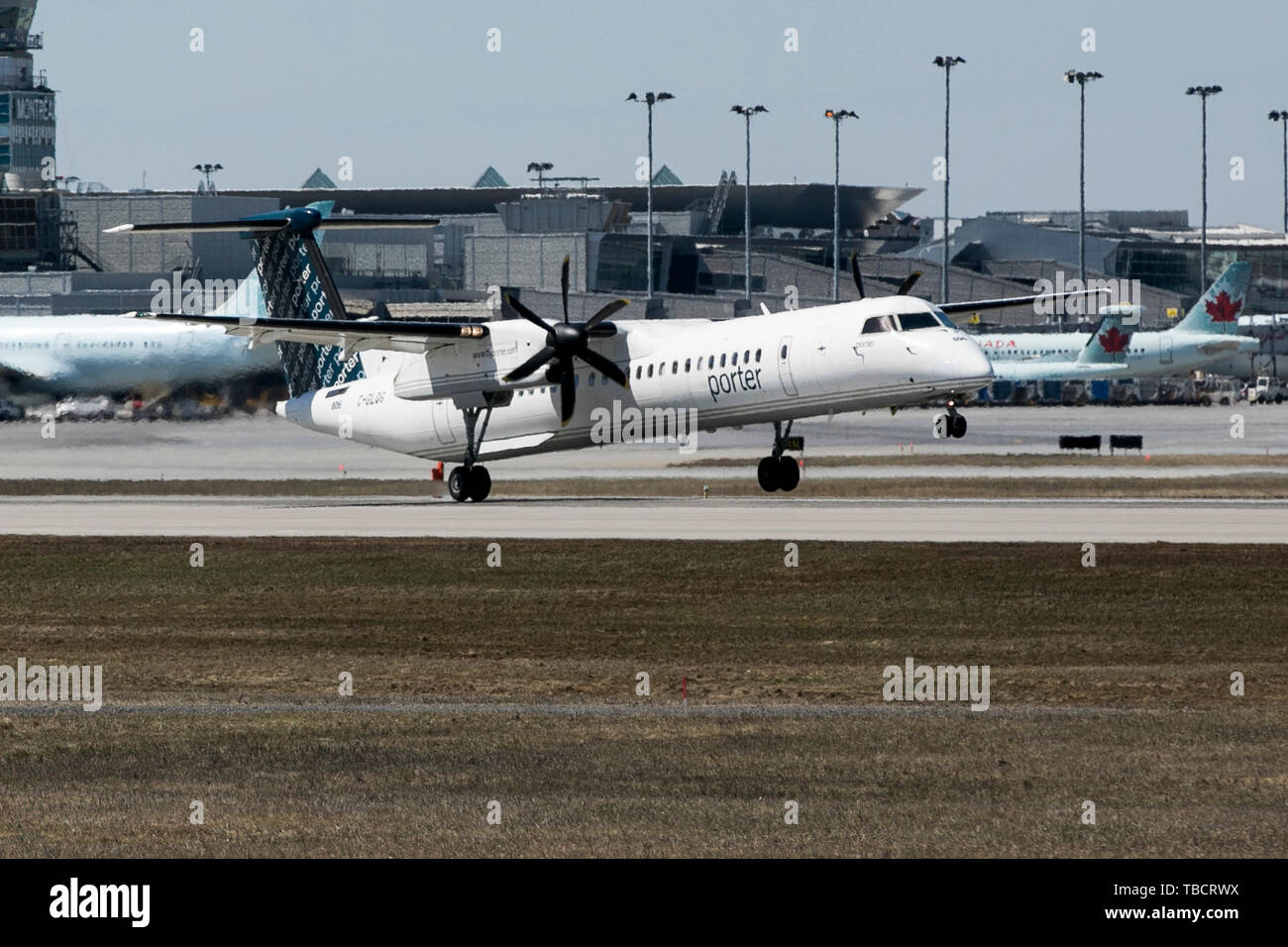 Porter Airlines un avion Bombardier Dash 8 est perçu à l'atterrissage à l'aéroport international Pierre-Elliott-Trudeau de Montréal, Québec, Canada, le Banque D'Images
