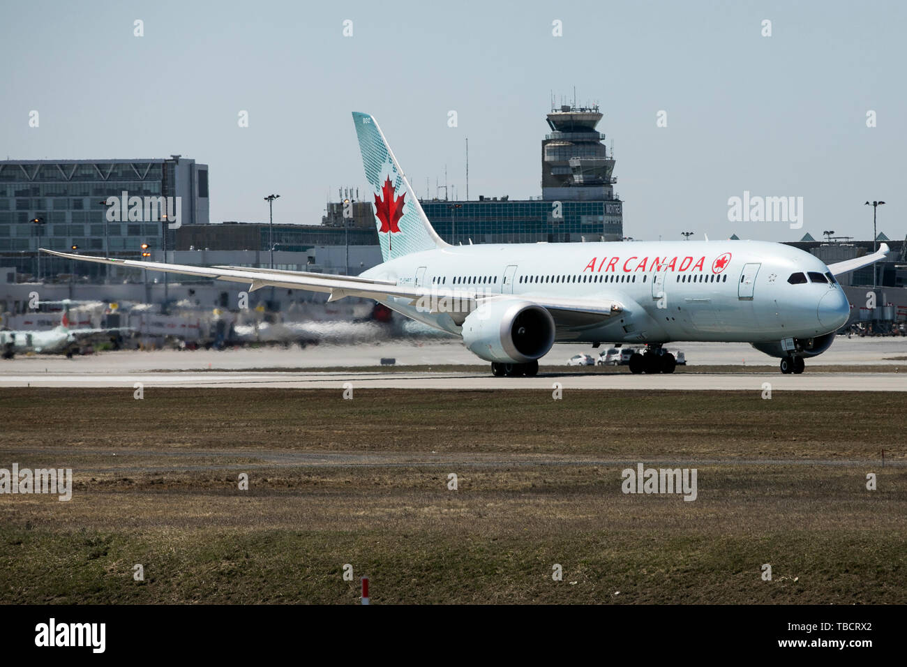 Un Boeing 787 Dreamliner d'Air Canada est vu d'avion partant à l'aéroport international Pierre-Elliott-Trudeau de Montréal, Québec, Canada, le Banque D'Images