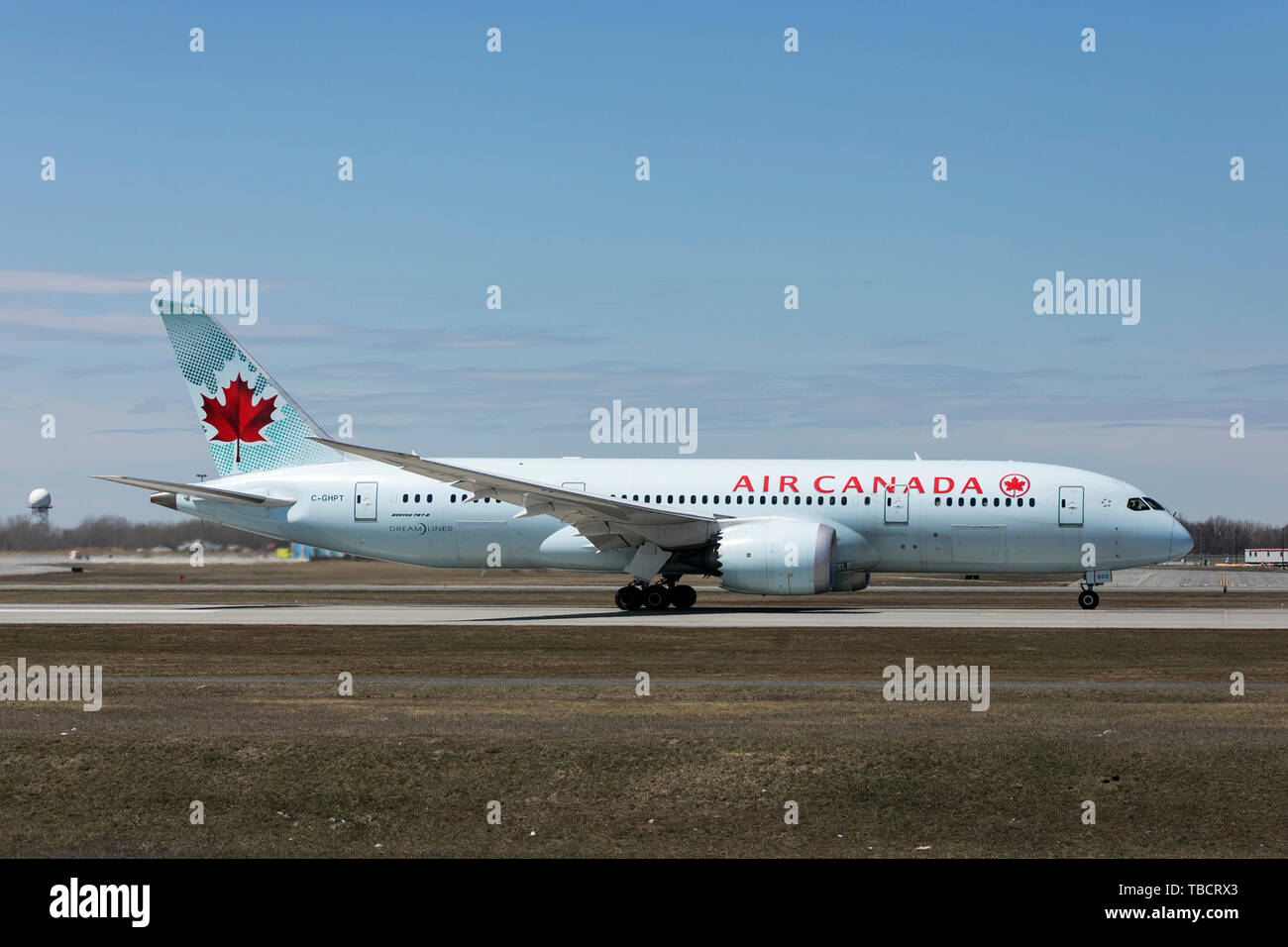 Un Boeing 787 Dreamliner d'Air Canada est vu d'avion partant à l'aéroport international Pierre-Elliott-Trudeau de Montréal, Québec, Canada, le Banque D'Images