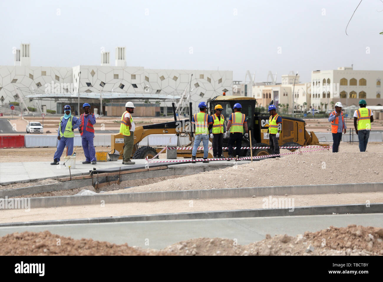 Doha, Qatar - 11 avril, 2019 : les travailleurs de la construction travaillent sur un site de construction de routes. Banque D'Images