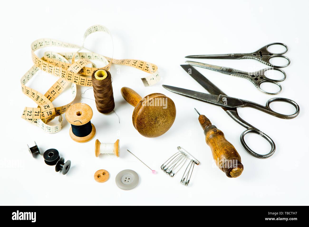 Vintage tailleur ensemble d'outils en bois, repriser champignons, awl et autres vieux instrument d'adaptation fait main Banque D'Images