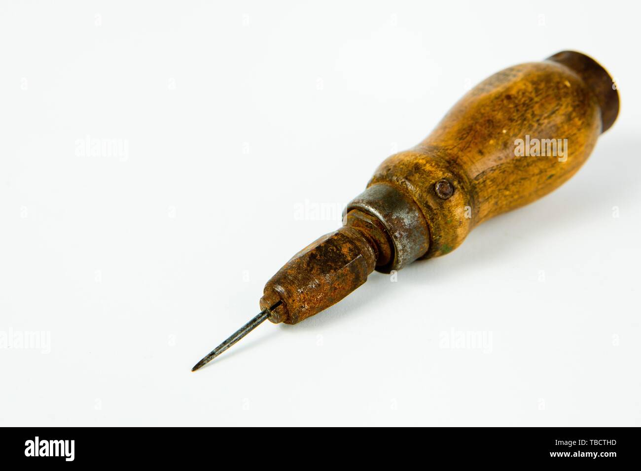 Vintage rusty awl avec poignée en bois, forte de l'outil de tailleur pour faire un petit trou Banque D'Images