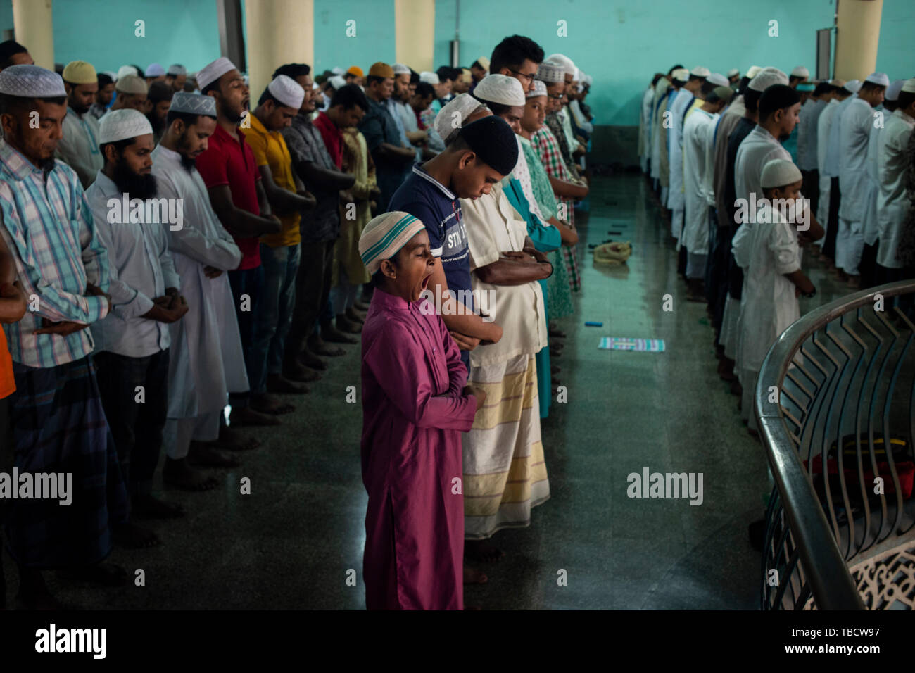 Les musulmans sont vu prier pendant le dernier Jummah prières du mois de Ramadan aussi connu comme Jumat-ul-Vida. Banque D'Images