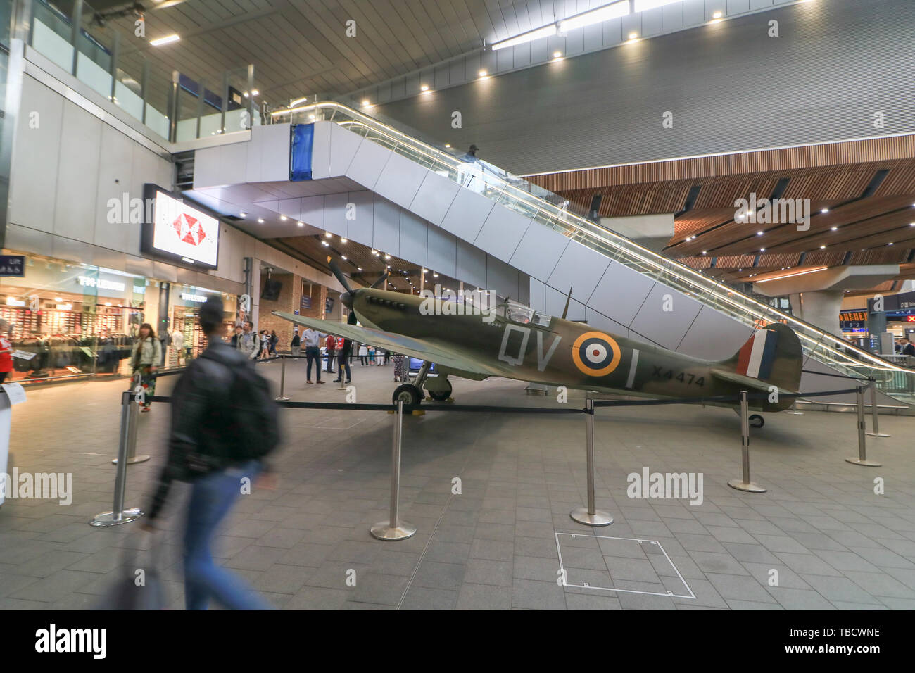 Une réplique d'un Spitfire Mk.IX de Duxford RAF sur l'affichage à la Station London Bridge pour marquer le 75e anniversaire du D-Day. Banque D'Images