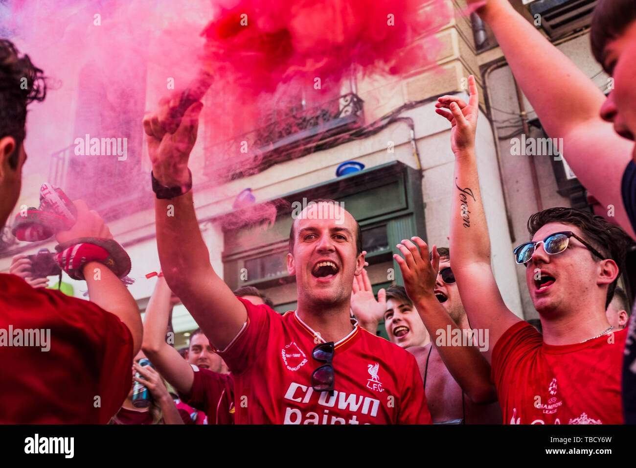 Supporters de Liverpool chanter et applaudir à l'aide de fusées éclairantes sur les rues avant les finales. Madrid accueillera la finale de la Ligue des Champions entre Liverpool et Tottenham Hotspur à l'Wanda Metropolitano Stadium. Banque D'Images