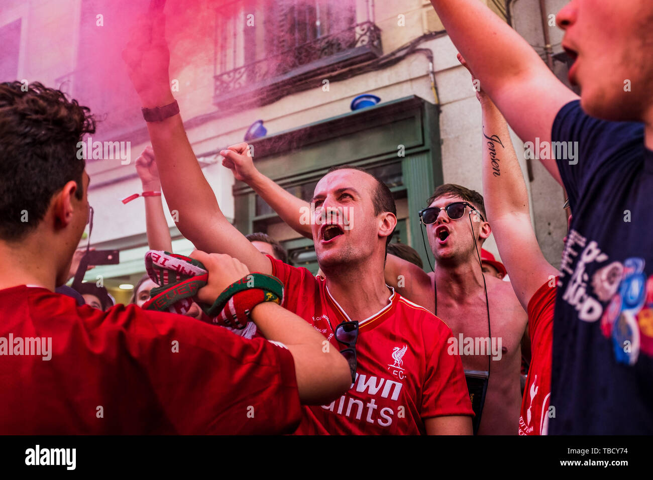 Supporters de Liverpool chanter et applaudir les rues avant les finales. Madrid accueillera la finale de la Ligue des Champions entre Liverpool et Tottenham Hotspur à l'Wanda Metropolitano Stadium. Banque D'Images