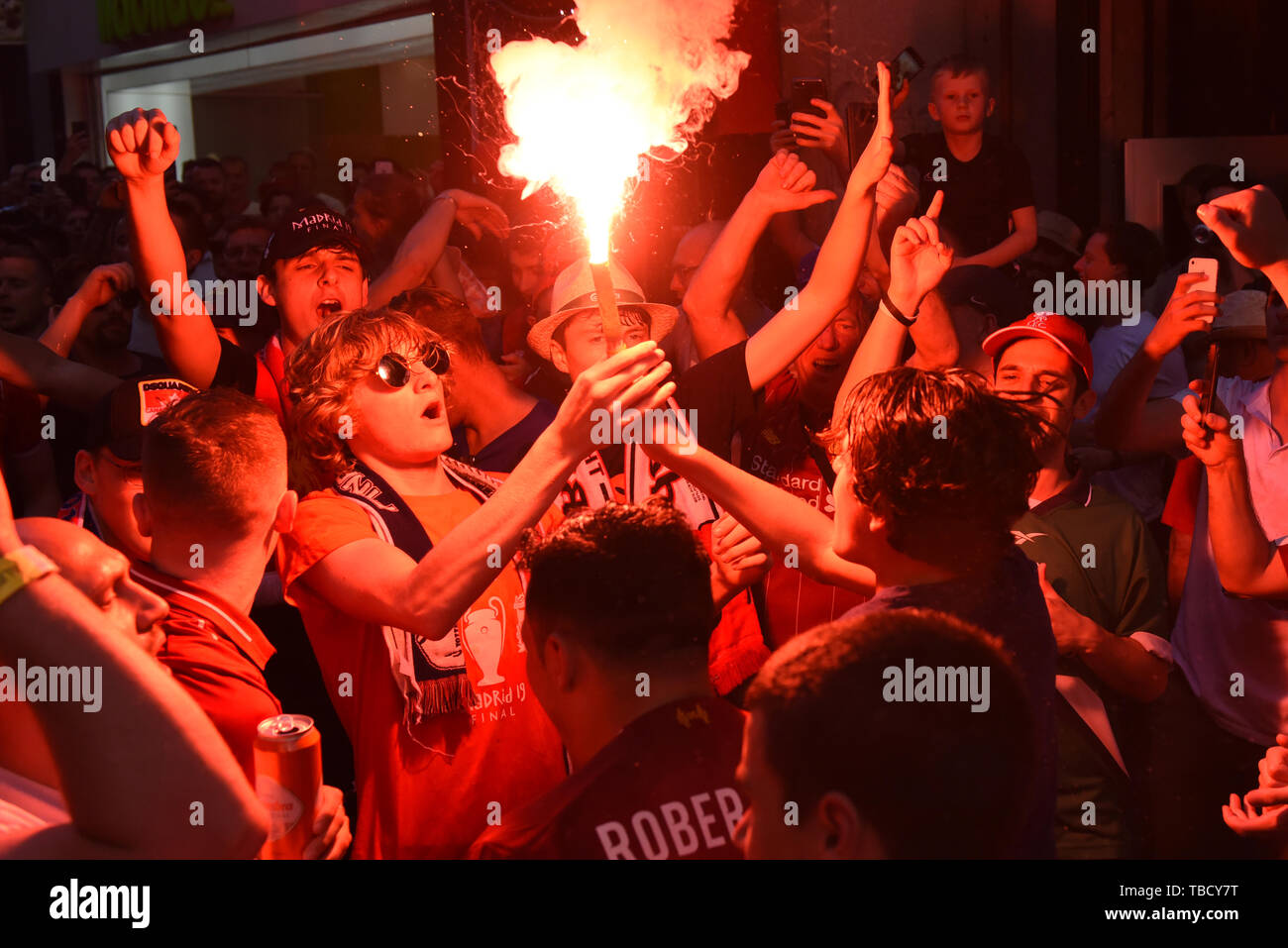 Liverpool, crier des slogans avec un burning torches dans Madrid. Autour de 5000 fans de Liverpool dans le centre de Madrid avant la finale de la Ligue des Champions entre Liverpool F.C. (UK) et Tottenham Hotspur F.C. (UK), qui auront lieu le samedi, 1 juin 2019 au stade de Wanda Metropolitano de Madrid. Banque D'Images