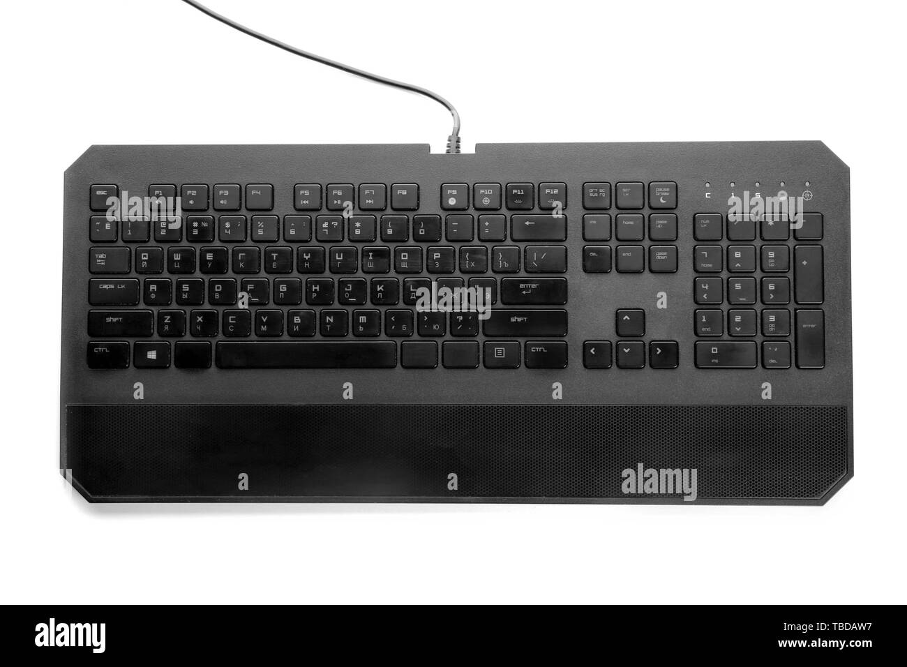 Clavier de jeu PC moderne sur fond blanc Banque D'Images