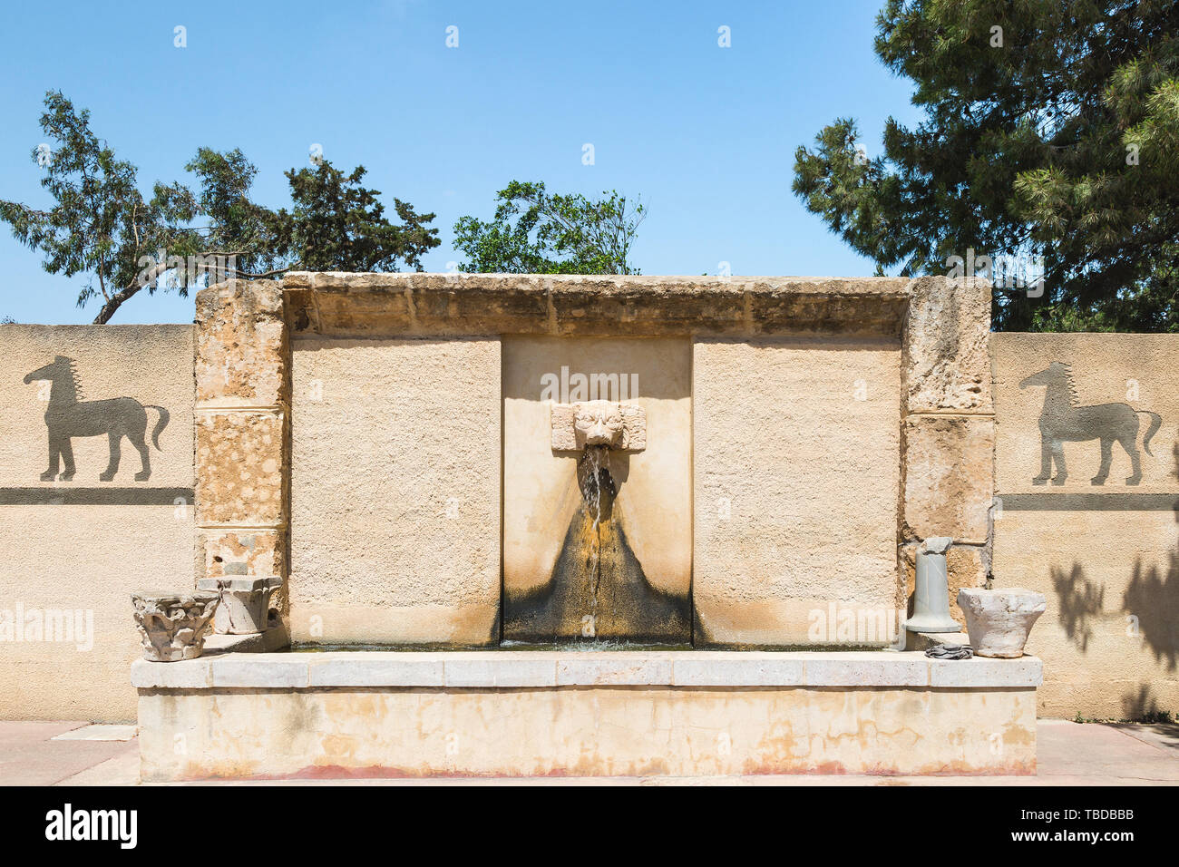 L'eau potable publique romain founatain au Musée National de Carthage sur le site archéologique avec ruines puniques sur colline de Byrsa. La Tunisie. Banque D'Images