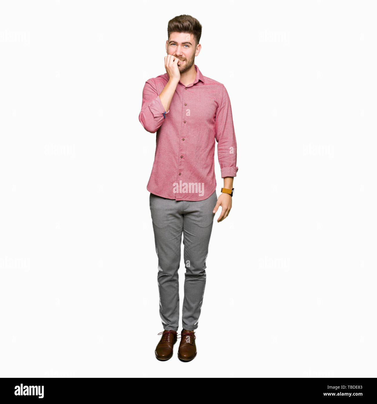 Beau jeune homme d'affaires décontractée à souligné et nerveux avec les mains sur la bouche de mordre les ongles. Problème d'anxiété. Banque D'Images