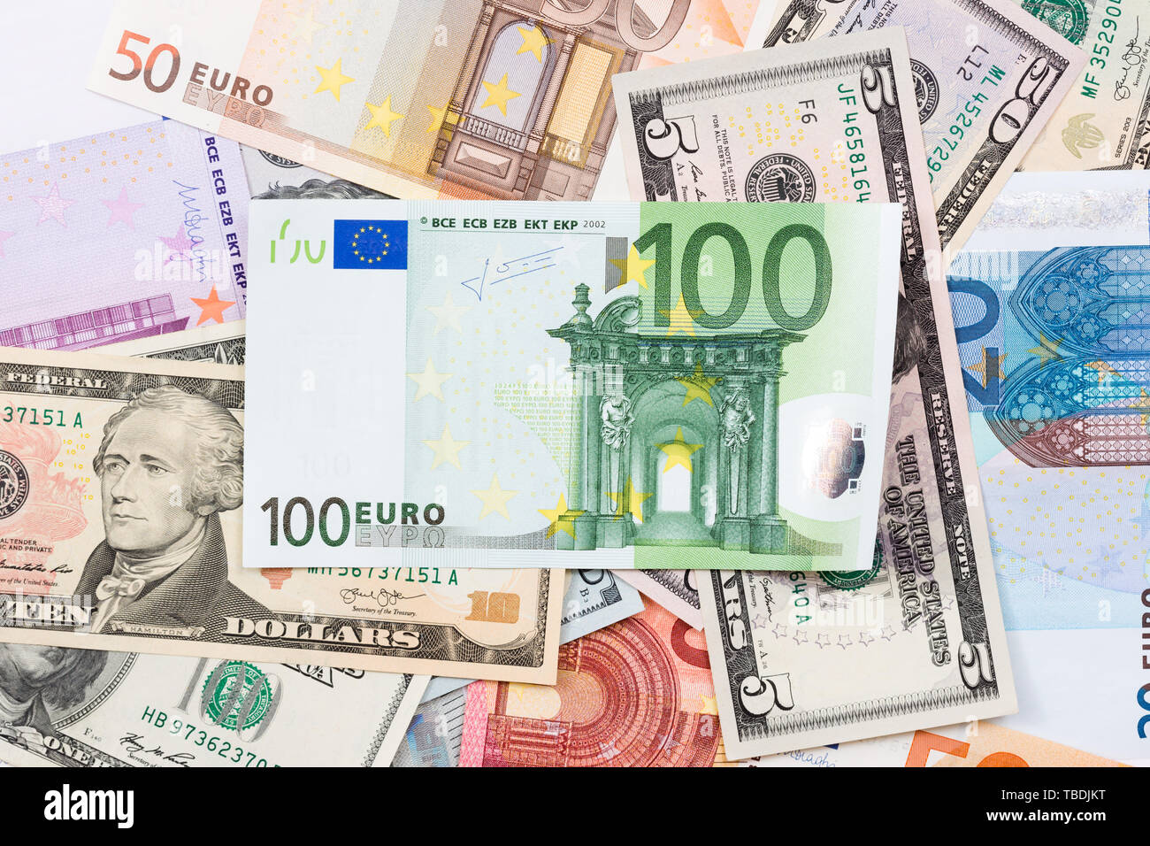 Une grande quantité de billets en euro et dollar. Photo haute résolution. Banque D'Images