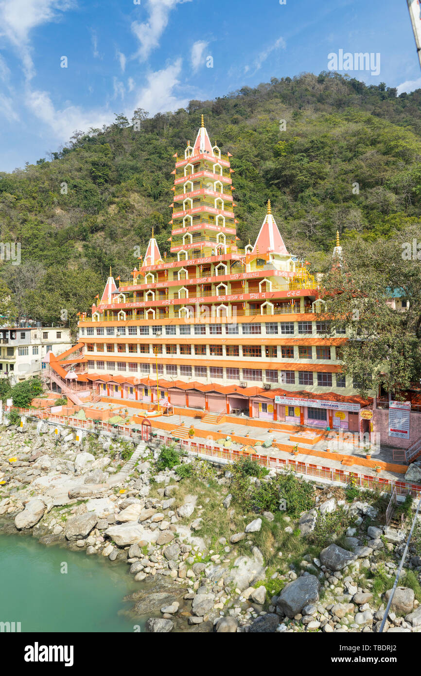Rishikesh, Uttarakhand / Inde - 0312 En 2019, la ville spirituelle du yoga et méditation fermer le Gange en Inde. Hindu temple près de la rivière. Banque D'Images