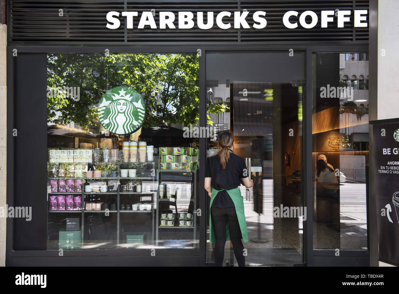 Madrid, Espagne. 25 mai, 2019. La chaîne multinationale américaine Starbucks Coffee Store et l'employé vu Madrid. Budrul Chukrut Crédit : SOPA/Images/ZUMA/Alamy Fil Live News Banque D'Images