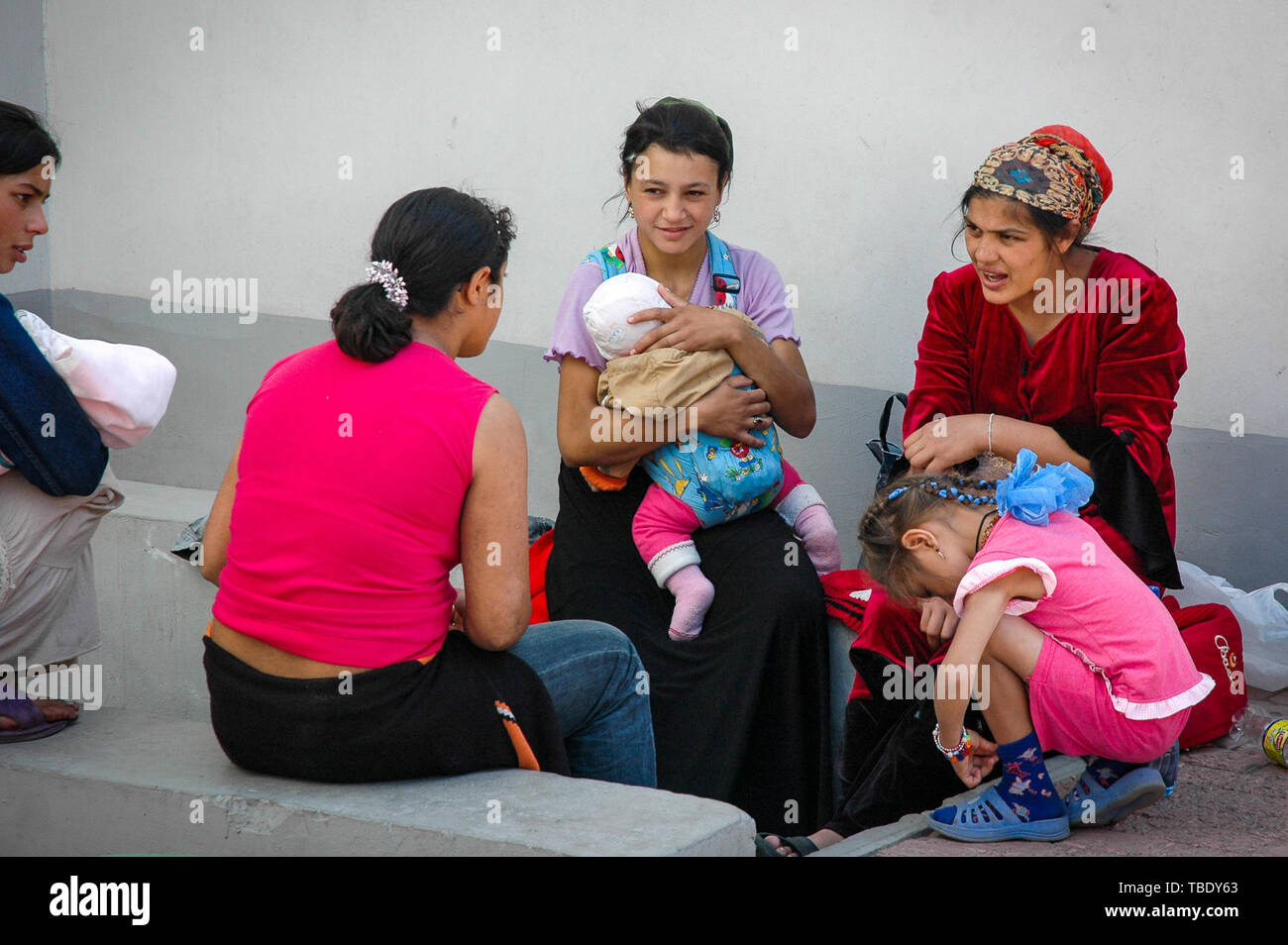 Tambov, Région de Tambov, en Russie. 31 mai, 2019. Gypsy Woman sitting avec de jeunes enfants dans la rue Crédit : Demian Stringer/ZUMA/Alamy Fil Live News Banque D'Images