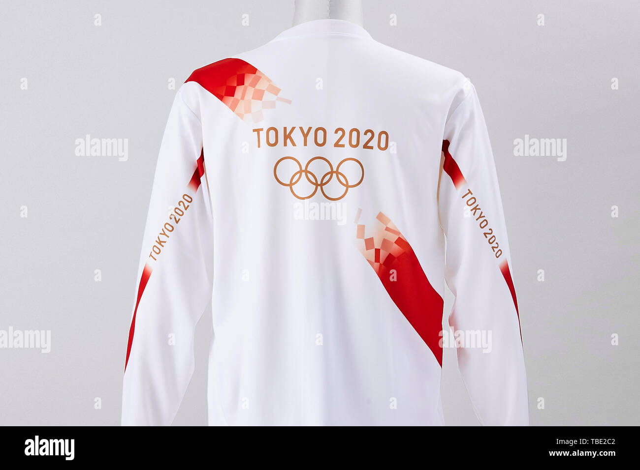 Tokyo. 1er juin 2019. Photo fournie par le comité organisateur des Jeux Olympiques de Tokyo 2020 présente le porteur de l'uniforme de Tokyo 2020 Jeux Olympiques. Les organisateurs des Jeux Olympiques de Tokyo 2020 dévoilé le 1 juin 2019, le porteur de l'uniforme basé sur le concept "un espoir de la flamme éclaire notre chemin." Crédit : Tokyo 2020/Xinhua/Alamy Live News Banque D'Images