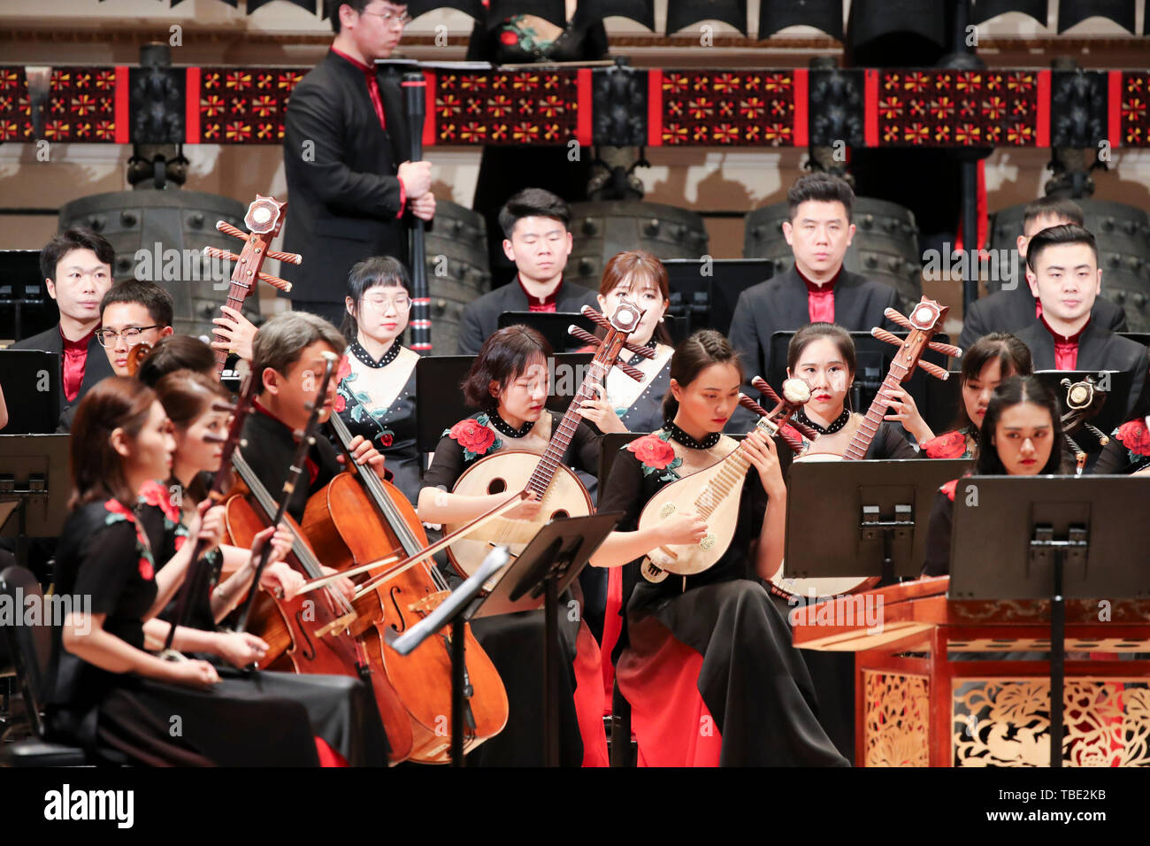 New York, USA. 31 mai, 2019. Musiciens lors du concert 'le grand ensemble de cloches et de Carillon Chinese Orchestra Music' au Carnegie Hall de New York, États-Unis, 31 mai 2019. Pendant le concert, d'anciennes cloches du carillon et de l'orchestre chinois de nouveau style d'interagir les uns avec les autres, la présentation de l'audience avec belle, s'attardant son de cloches du carillon ainsi que le charme de la musique d'orchestre national chinois. Credit : Wang Ying/Xinhua/Alamy Live News Banque D'Images