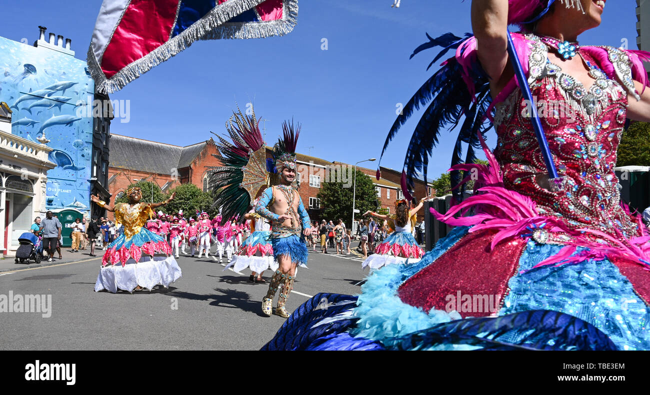 Brighton UK 1er juin 2019 - Des milliers de personnes profiter de la parade du Carnaval de Kemptown à Brighton, sur un beau jour ensoleillé chaud avec des températures devrait atteindre dans les années 20 élevée dans certaines parties du sud-est. Des milliers sont attendus pour le carnaval annuel dans la ville après un intervalle de deux ans avec de la musique , des stands de nourriture et d'activités qui auront lieu tout au long de la journée jusqu'à dix heures du soir . Crédit photo : Simon Dack / Alamy Live News Banque D'Images