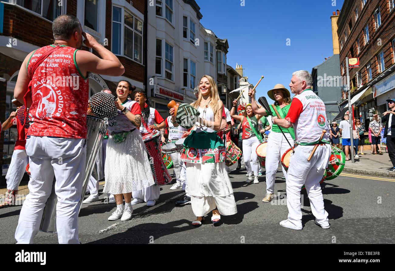 Brighton UK 1er juin 2019 - Des milliers de personnes profiter de la parade du Carnaval de Kemptown à Brighton, sur un beau jour ensoleillé chaud avec des températures devrait atteindre dans les années 20 élevée dans certaines parties du sud-est. Des milliers sont attendus pour le carnaval annuel dans la ville après un intervalle de deux ans avec de la musique , des stands de nourriture et d'activités qui auront lieu tout au long de la journée jusqu'à dix heures du soir . Crédit photo : Simon Dack / Alamy Live News Banque D'Images