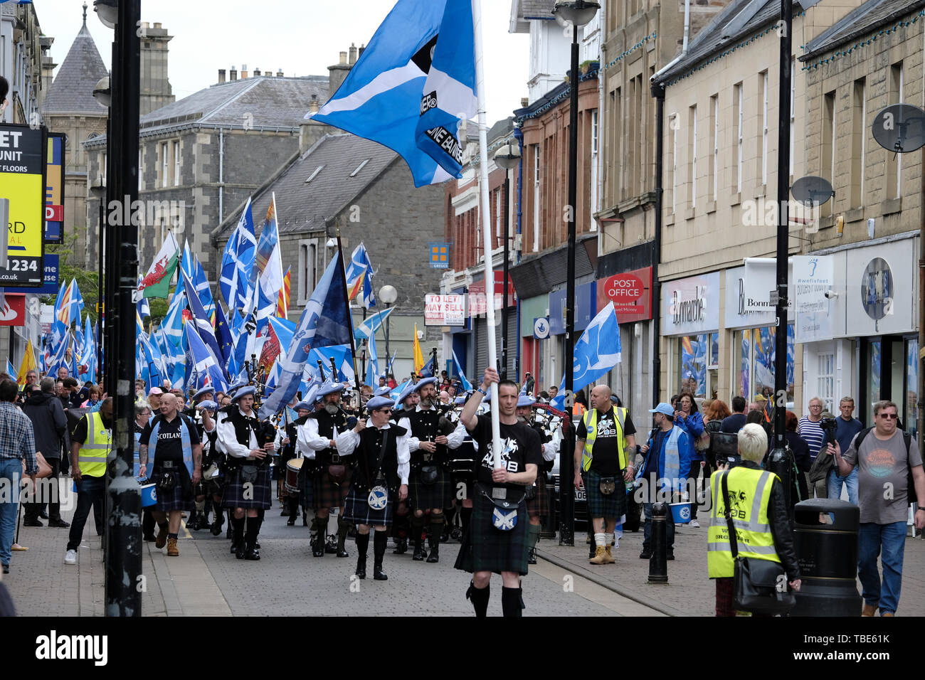 GALASHIELS, Bank Street / Canal Street , au Royaume-Uni. 01.Jun.2019. Le tout sous une même bannière Légende : mars mars massés à l'appui de l'Indy écossais Ref 2, le samedi 01 juin 2019 à Galashiels, des milliers de partisans dans les rues de Galashiels, une petite minorité de garder la Grande-Bretagne ensemble vocal des militants dans la région, organisé par l'ensemble sous une même bannière campaign (Photo : Rob Gray) Banque D'Images