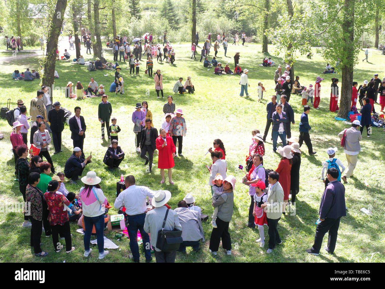 Hezheng, Province de Gansu en Chine. 1er juin 2019. Les gens effectuer Hua'er, une chanson folklorique populaire dans le nord-ouest de la Chine, à Songmingyan dans la région de comté de Hezheng Préfecture autonome hui Linxia, nord-ouest de la Chine, la province du Gansu, le 1 juin 2019. Un événement d'Hua'er le coup d'ici la performance de samedi. Hua'er, littéralement "la fleur", est une chanson folklorique populaire dans le nord-ouest du pays. Elle est inscrite comme patrimoine culturel immatériel de l'UNESCO en 2009. Credit : Shi Youdong/Xinhua/Alamy Live News Banque D'Images