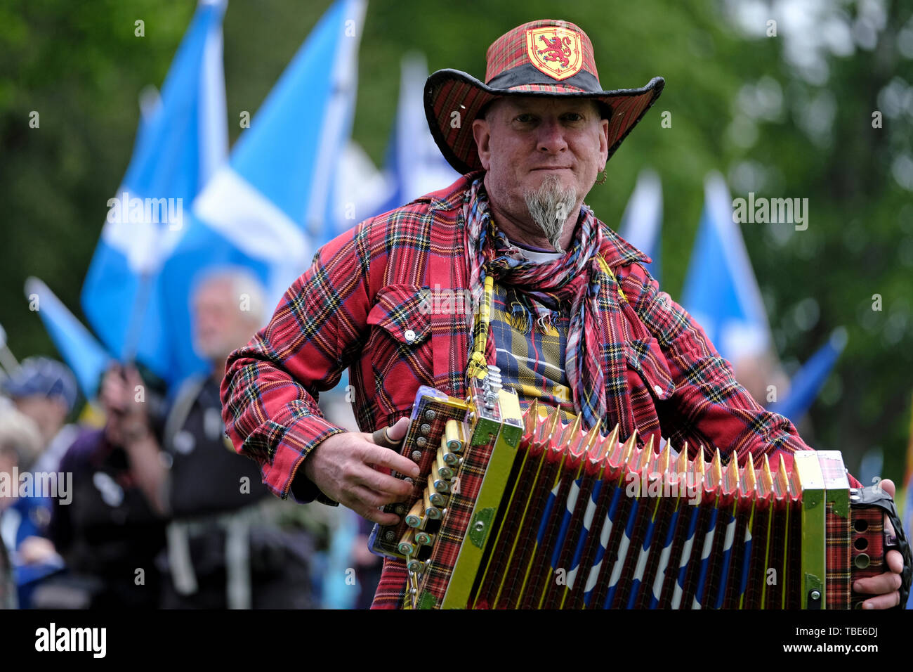 GALASHIELS, Bank Street / Canal Street , au Royaume-Uni. 01.Jun.2019. Le tout sous une même bannière Mars Légende : Un monsieur en ÒDinny BdaftÓ le nom de sur Facebook comme tartansqueezebox, joue musiques avant le début de la parade. Mars massés à l'appui de l'Indy écossais Ref 2, le samedi 01 juin 2019 à Galashiels, des milliers de partisans dans les rues de Galashiels, une petite minorité de garder la Grande-Bretagne ensemble vocal des militants dans la région, organisé par l'ensemble sous une même bannière campaign (Photo : Rob Gray) Banque D'Images